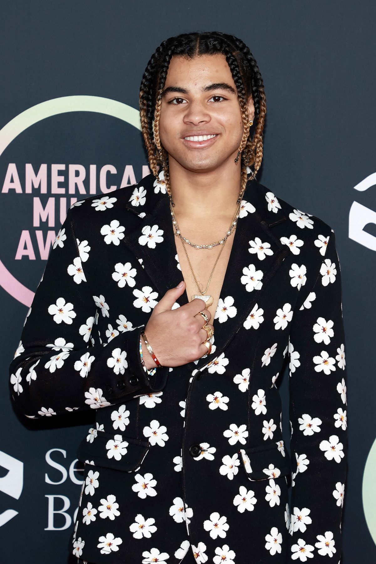 24kGoldn на музыкальной премии American Music Awards 2021 в Лос-Анджелесе, 21 ноября 2021 г. 24kGoldn на музыкальной премии American Music Awards 2021