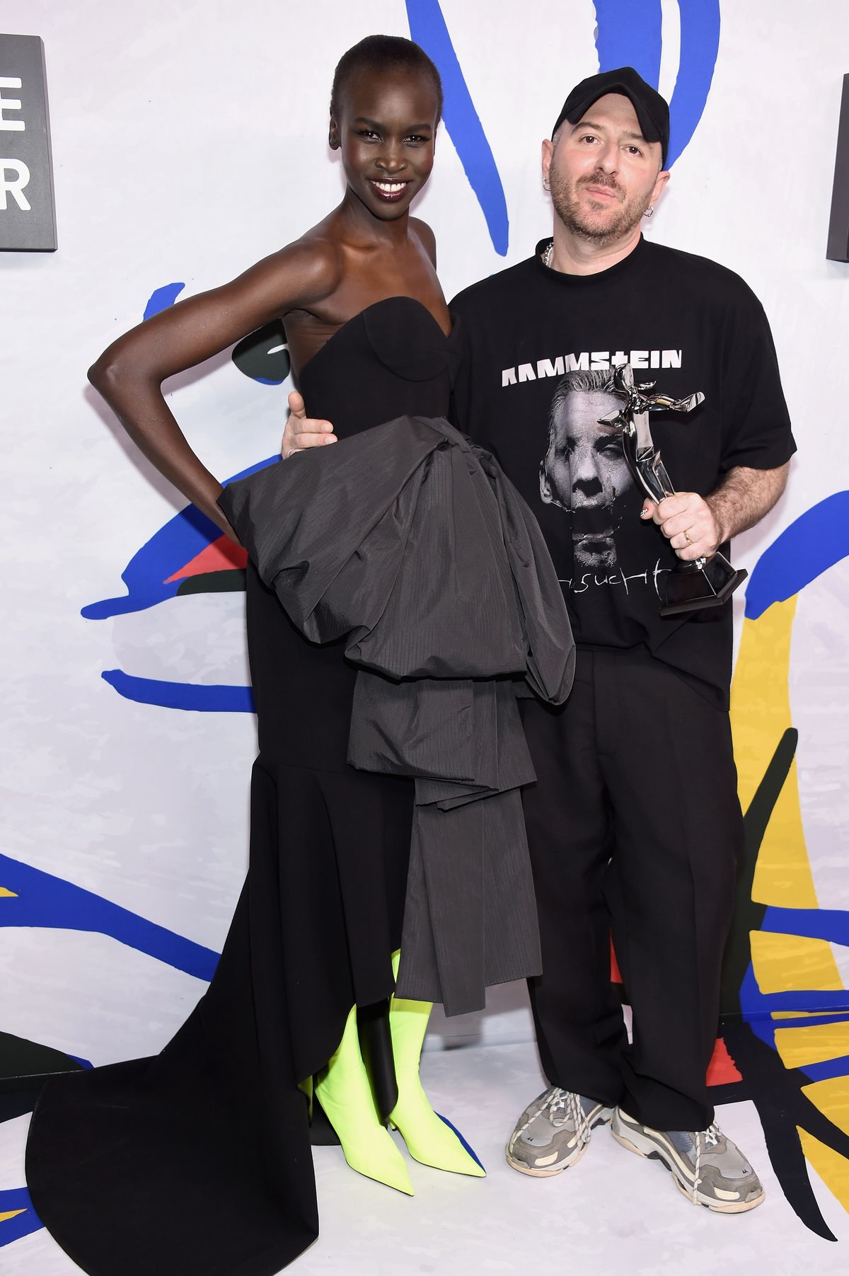 Алек Век и дизайнер Демна Гвасалия для Vetements и Balenciaga позируют с Международной наградой CFDA Fashion Awards в Нью-Йорке, 5 июня 2017 г. Алек Век и дизайнер Демна Гвасалия для Vetements и Balenciaga позируют с Международной наградой CFDA Fashion Awards