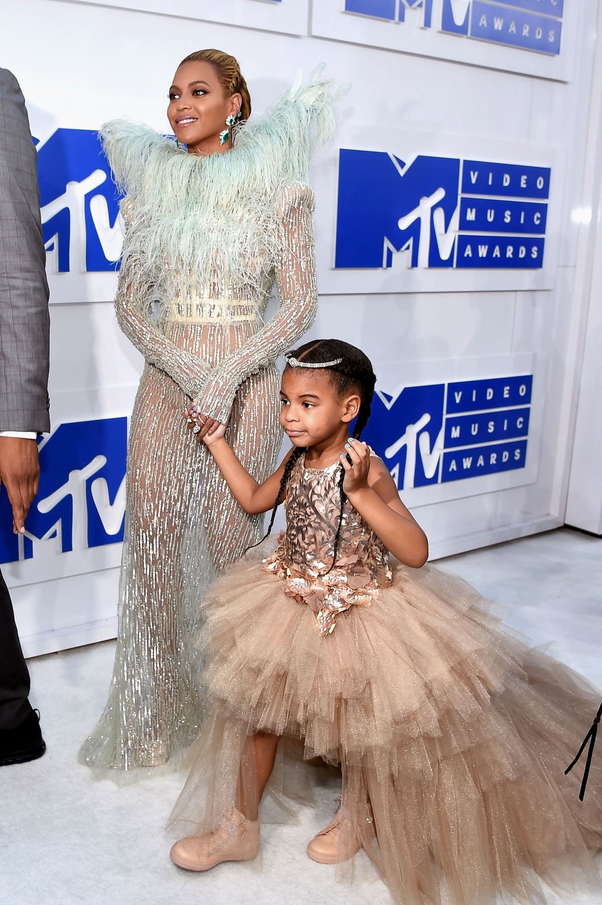 Бейонсе и Блю Айви на церемонии вручения награды MTV Video Music Awards в Нью-Йорке, 28 августа 2016 г. Бейонсе с дочерью Блу Айви Картер на церемонии вручения наград MTV Video Music Awards