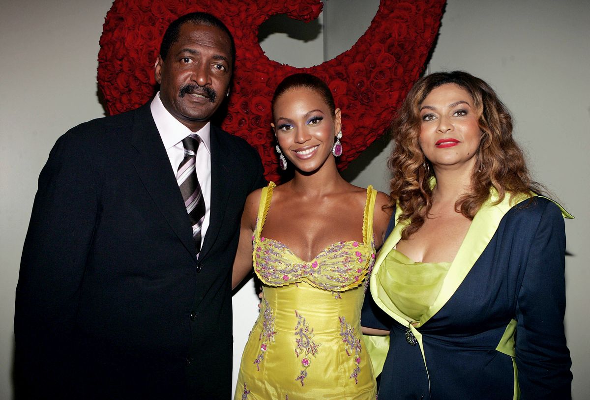 Бейонсе со своим отцом Мэтью Ноулз и матерью Тиной Ноулз на аукционе Beyonce: Beyond the Red Carpet в Нью-Йорке, 23 июня 2005 г. Бейонсе со своим отцом Мэтью Ноулзом и матерью Тиной Ноулз