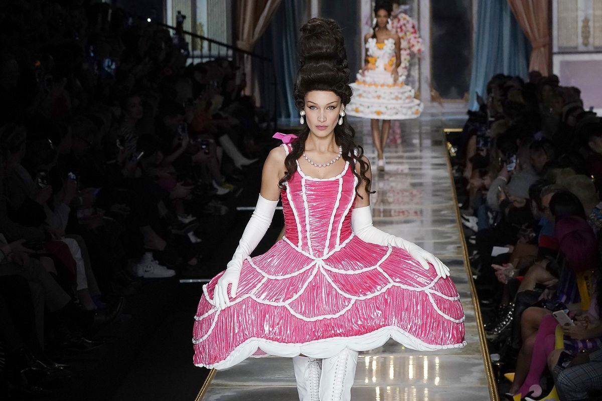 Белла Хадид идет по подиуму на шоу Moschino в рамках Миланской недели моды осень/зима в Милане, 20 февраля 2020 г. Белла Хадид идет по подиуму на шоу Moschino в рамках Миланской недели моды Осень/Зима, 20 февраля 2020 г.
