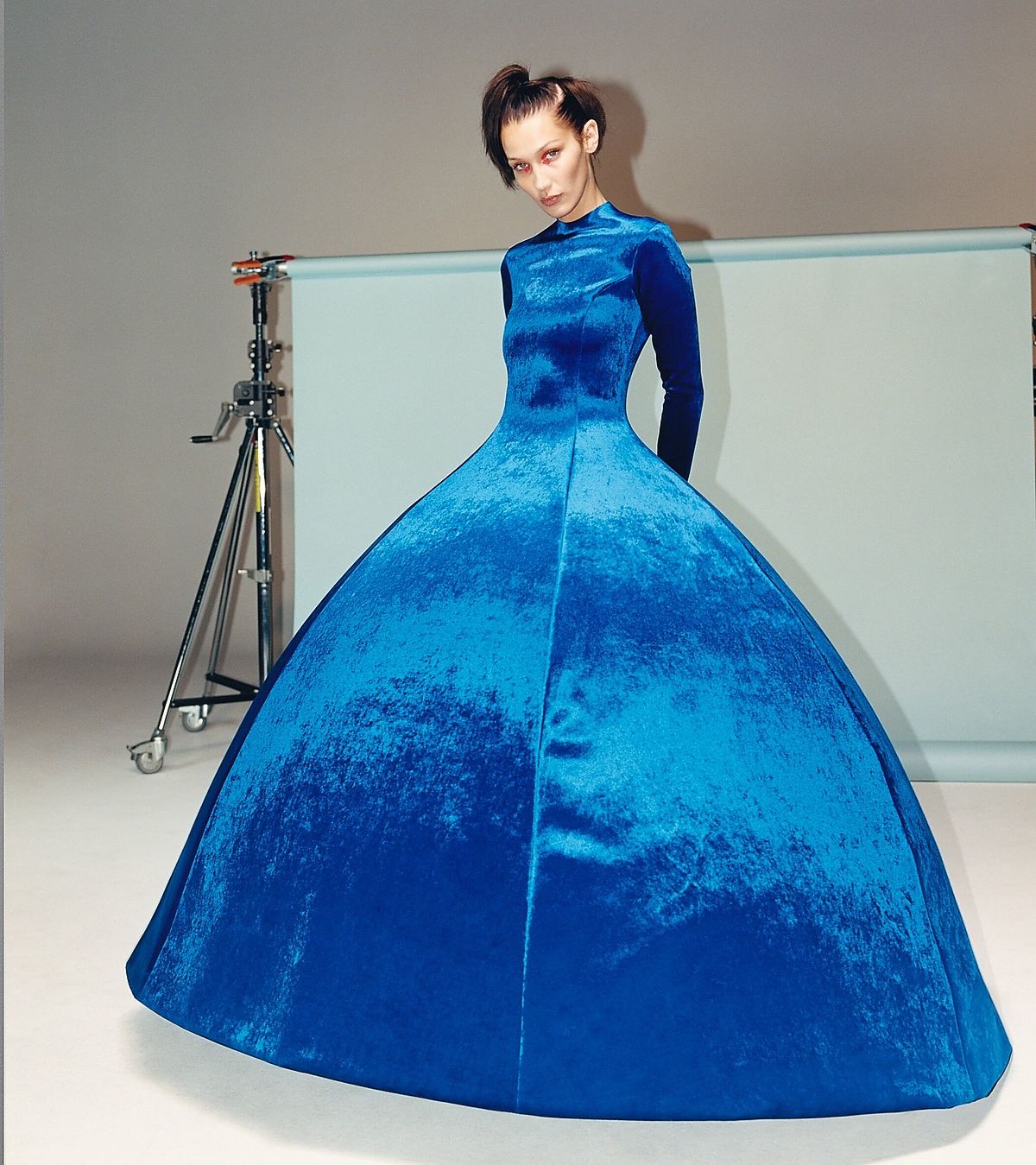 Белла Хадид в Balenciaga Демны Гвасалии для i-D Winter, фото Оливер Хэдли Пирч, 2019 г. Белла Хадид в Balenciaga Демны Гвасалии для i-D Winter