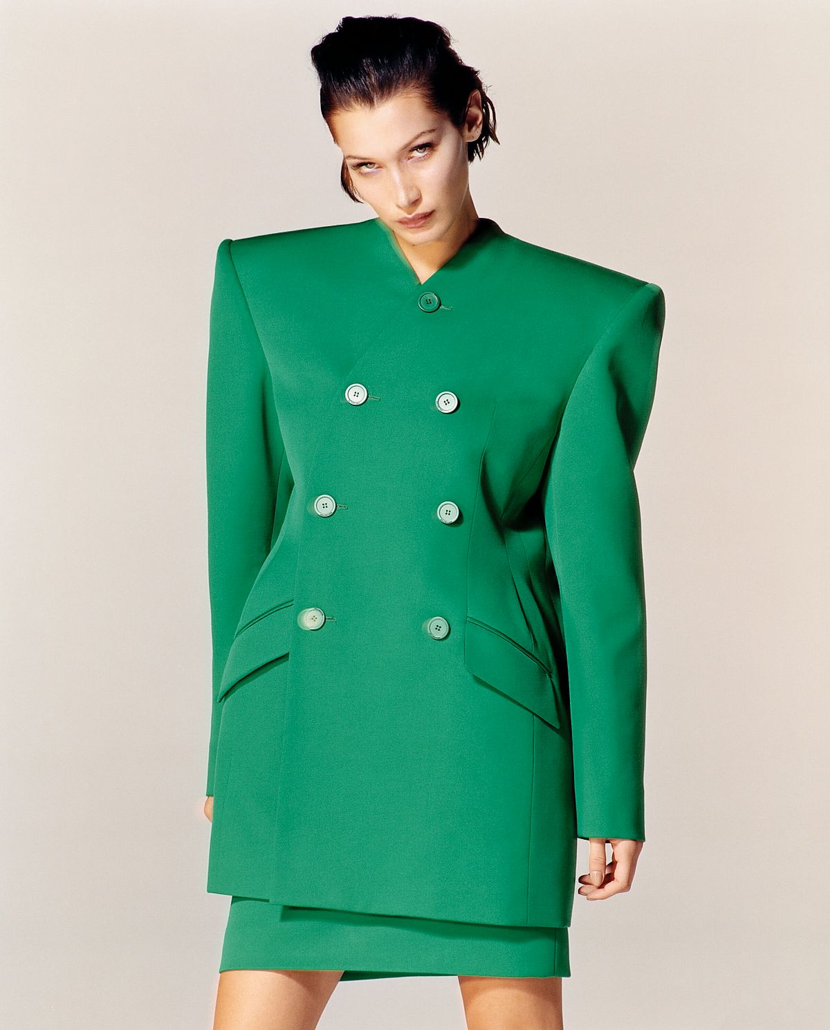 Белла Хадид в Balenciaga Демны Гвасалии для i-D Winter, фото Оливер Хэдли Пирч, 2019 г. Белла Хадид в Balenciaga Демны Гвасалии для i-D Winter