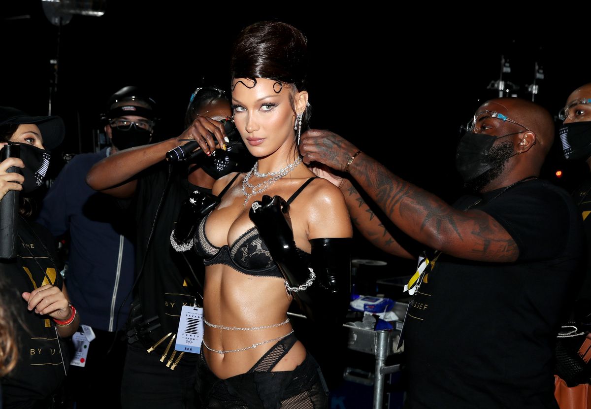 Белла Хадид за кулисами во время выступления Рианны Savage X Fenty Show Vol. 2 в Лос-Анджелесе, 2 октября 2020 г. Белла Хадид за кулисами шоу Рианны Savage X Fenty Show Vol. 2 в Лос-Анджелесе, 2 октября 2020 г.