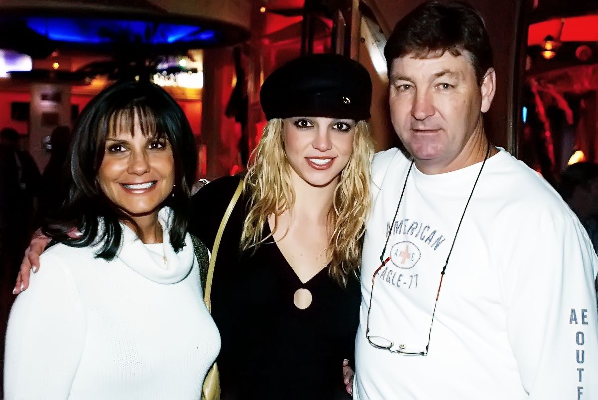 Бритни Спирс со своими родителями Линн и Джэми Спирс на вечеринке Britney Spears at Planet Hollywood в Лас-Вегасе, 16 ноября 2001 г. Бритни Спирс со своими родителями Линн и Джэми Спирс на вечеринке Britney Spears at Planet Hollywood в Лас-Вегасе