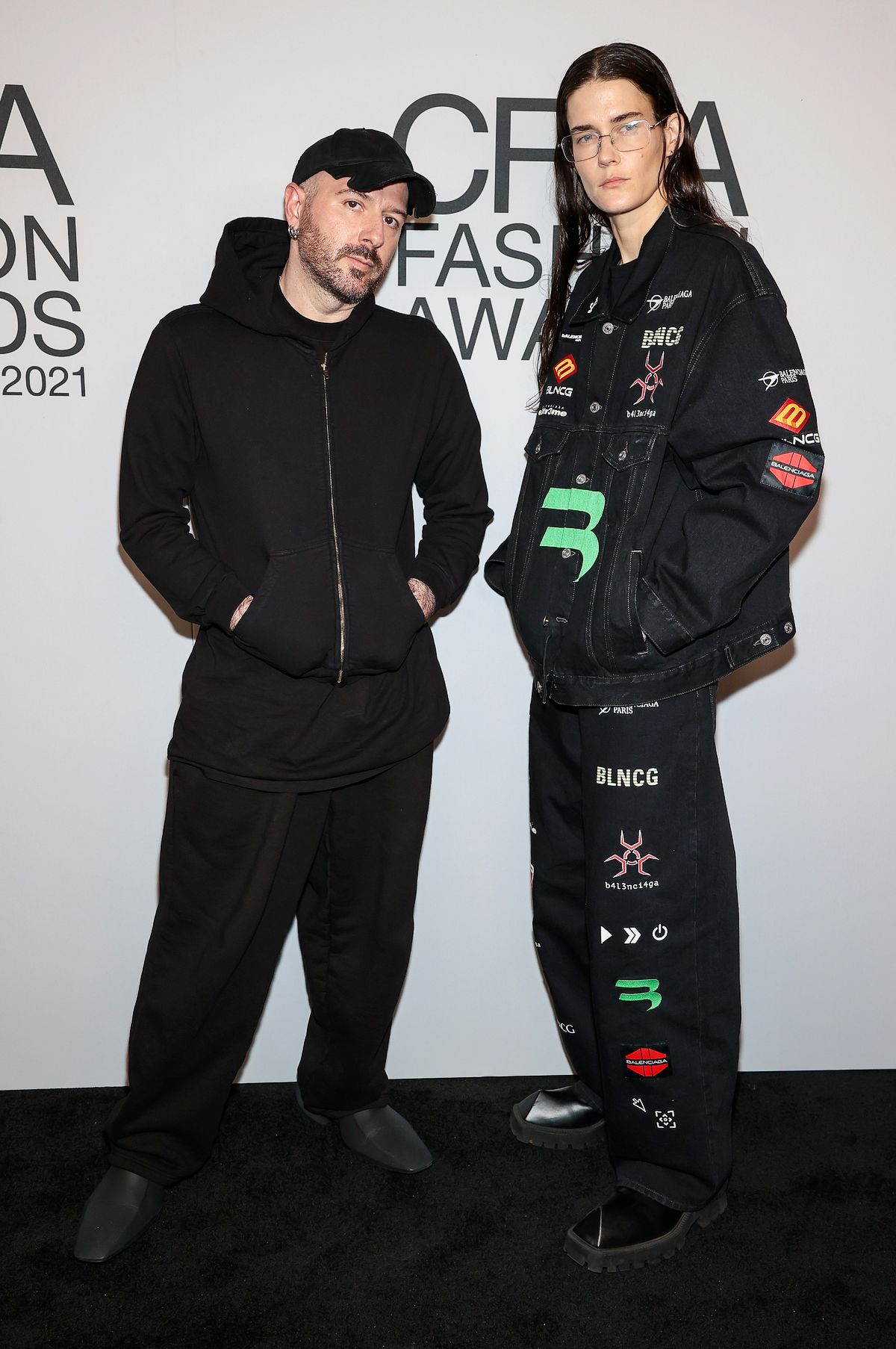Демна Гвасалия и Элиза Дуглас на церемонии вручения наград CFDA Fashion Awards 2021