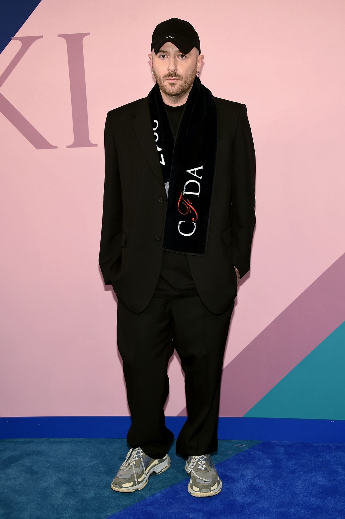 Демна Гвасалия посетила церемонию вручения награды CFDA Fashion Awards в Нью-Йорке, 5 июня 2017 г. Демна Гвасалия на церемонии вручения наград CFDA Fashion Awards в Нью-Йорке, 5 июня 2017 г.
