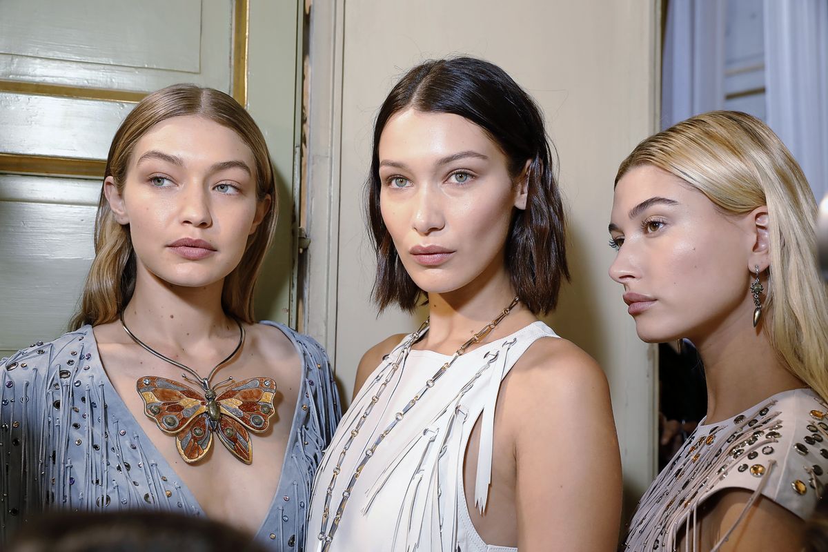 Джиджи Хадид, Белла Хадид и Хейли Болдуин за кулисами шоу Bottega Veneta