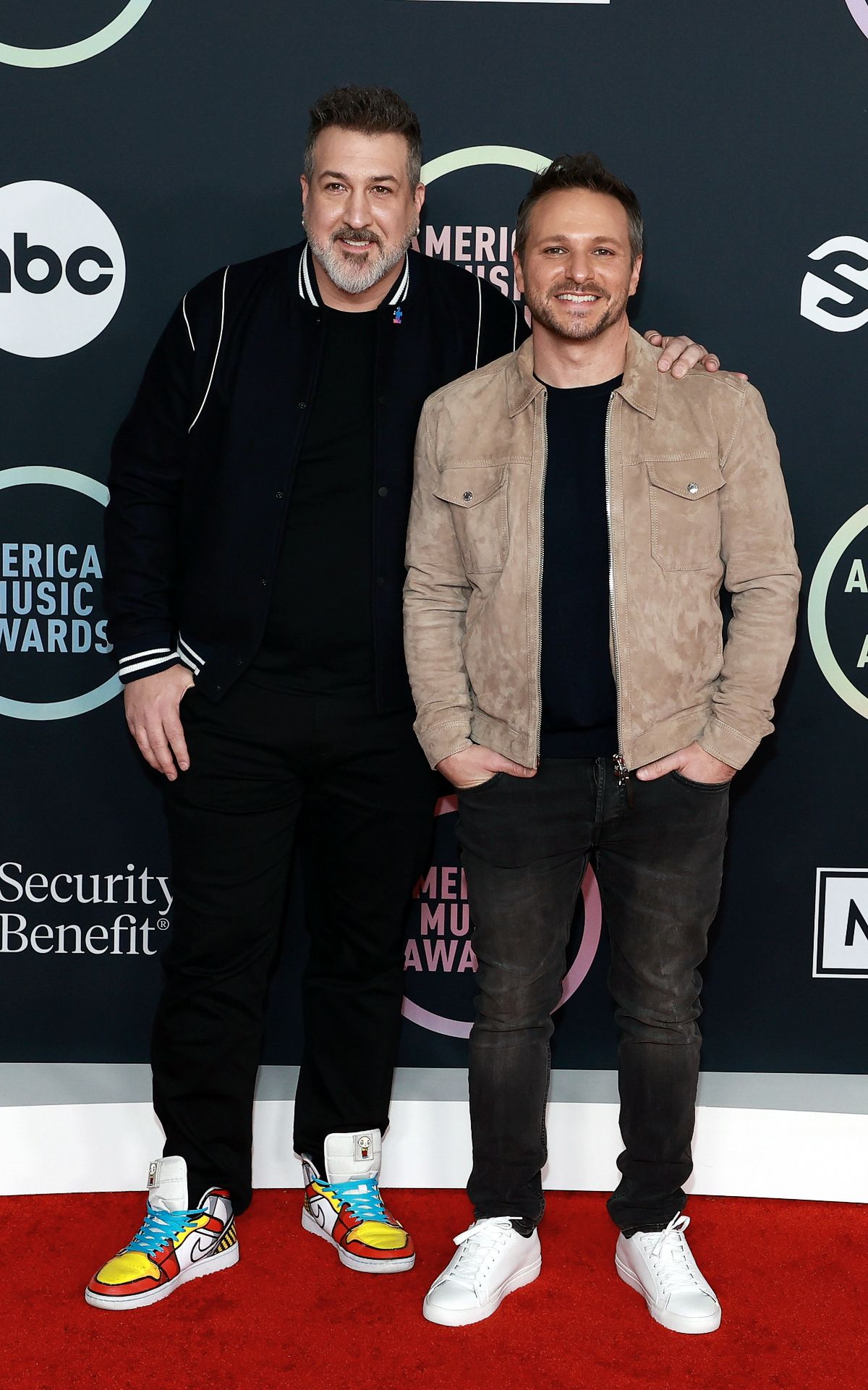 Джои Фатоне, Дрю Лаше на музыкальной премии American Music Awards 2021 в Лос-Анджелесе, 21 ноября 2021 г. Джои Фатоне, Дрю Лаше на музыкальной премии American Music Awards 2021