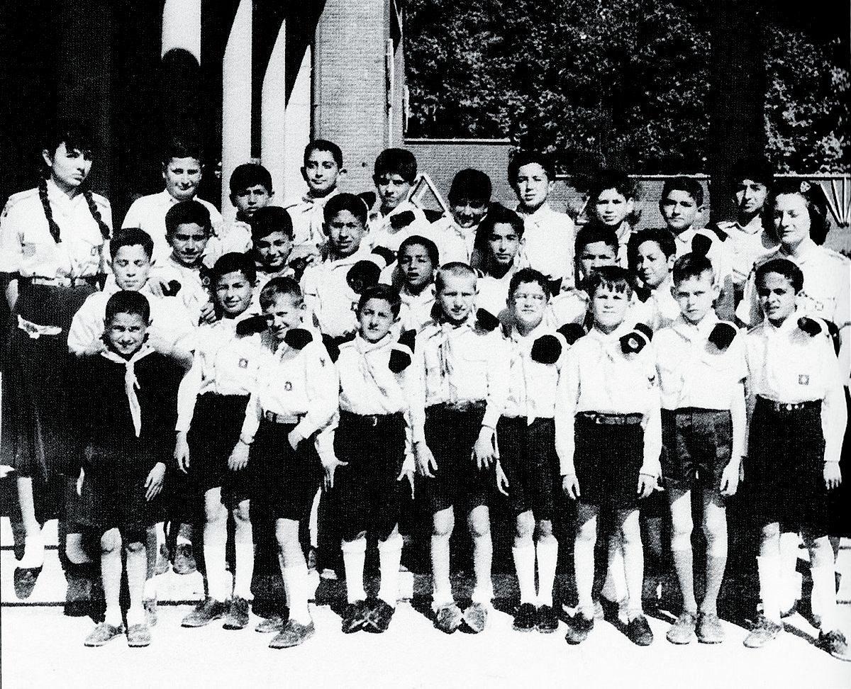 Фарах Диба с иранскими разведчиками в Париже, 1956 г. Фарах Диба в молодости в скаутском отряде в Париже, 1956 г.