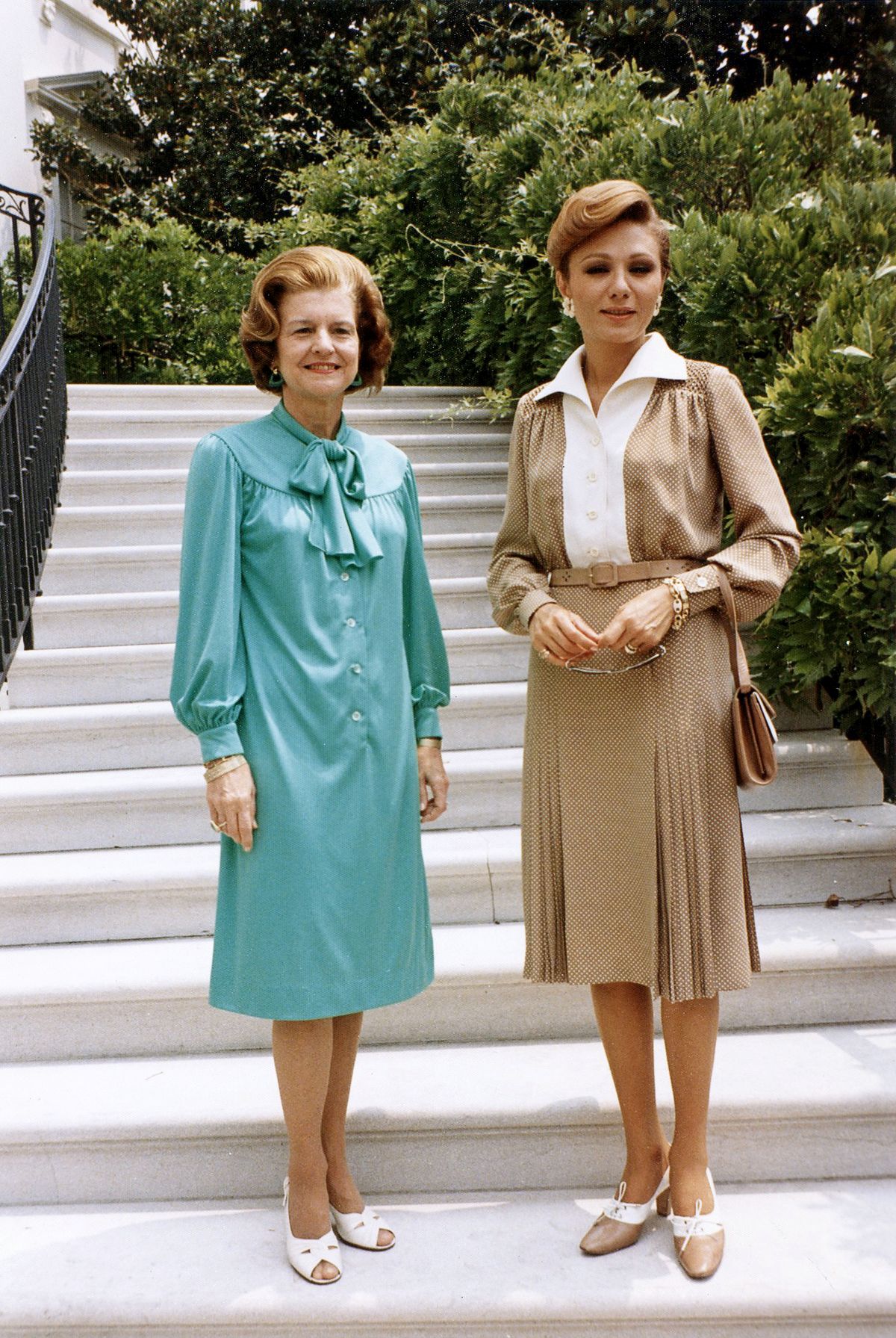 Фарах Пехлеви с тогдашней первой леди США Бетти Форд, 1975 г. Фарах Пехлеви с первой леди США Бетти Форд, 1975 г.