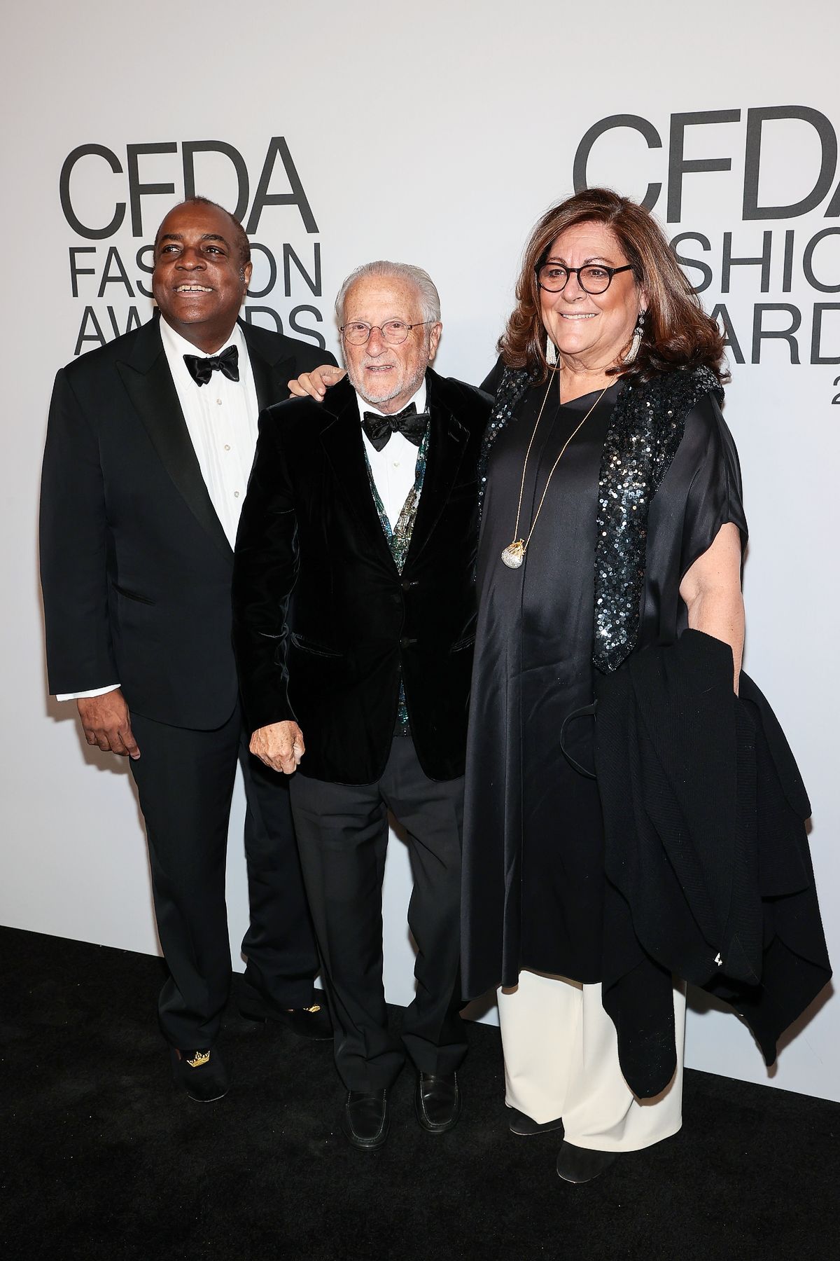 Ферн Маллис (справа) на церемонии вручения наград CFDA Fashion Awards 2021