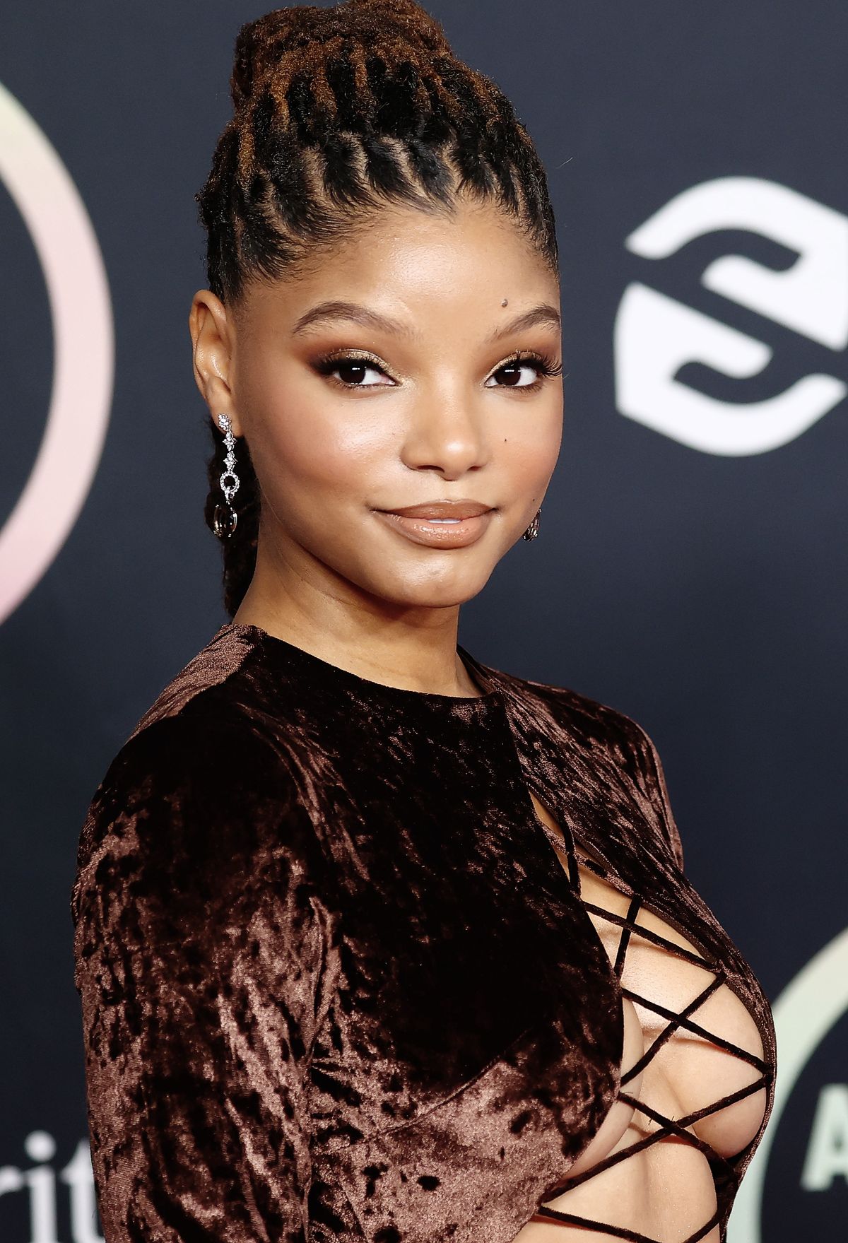 Холли Бэйли на музыкальной премии American Music Awards 2021 в Лос-Анджелесе, 21 ноября 2021 г., фото 2 Холли Бэйли на музыкальной премии American Music Awards 2021, фото 2