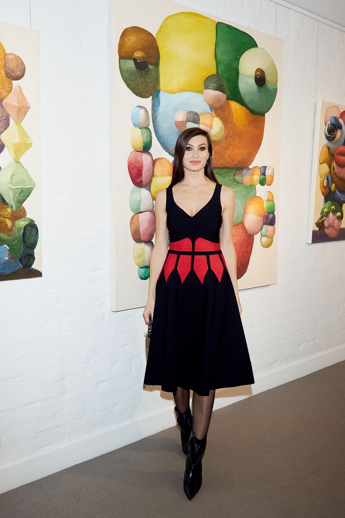 Ирина Йовович на открытии выставки Питера Опхайма в галерее Askeri Gallery, 16 ноября 2021 г. Ирина Йовович на открытии выставки Питера Опхайма