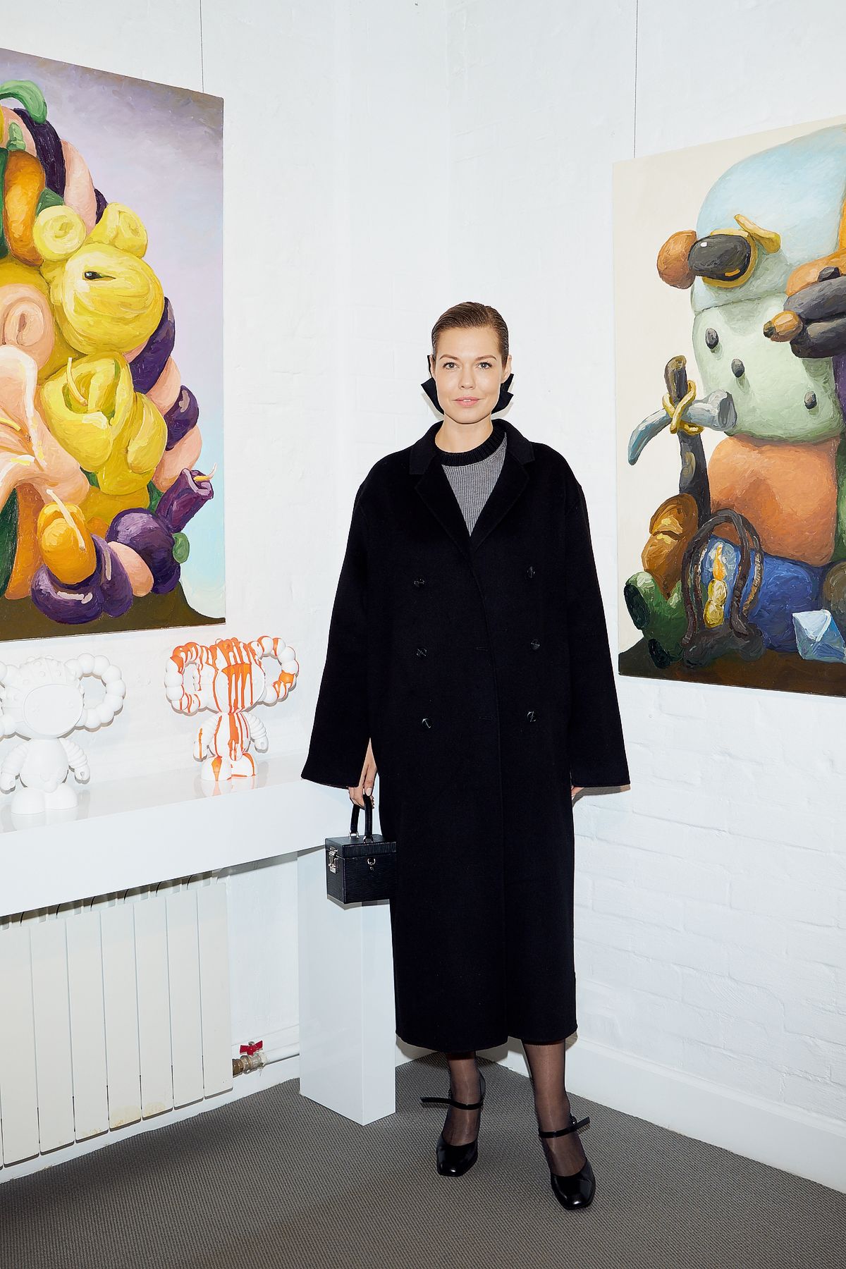 Юлия Акимова на открытии выставки Питера Опхайма в галерее Askeri Gallery, 16 ноября 2021 г. Юлия Акимова на открытии выставки Питера Опхайма