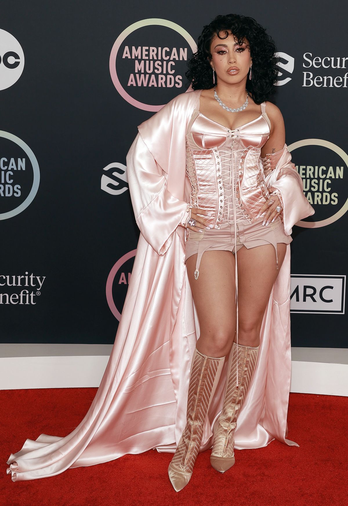 Кали Учис на музыкальной премии American Music Awards 2021 в Лос-Анджелесе, 21 ноября 2021 г. Кали Учис на музыкальной премии American Music Awards 2021