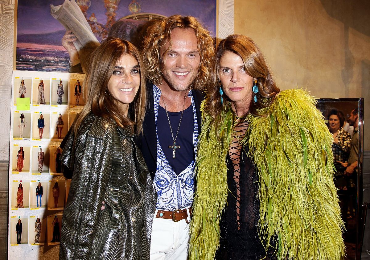 Карин Ройтфельд, Питер Дундас и Анна Делло Руссо на шоу Emilio Pucci Womenswear Весна/Лето 2011 в рамках Недели моды в Милане, 25 сентября 2010 г. Карин Ройтфельд, Питер Дундас и Анна Делло Руссо на шоу Emilio Pucci Womenswear Весна/Лето 2011