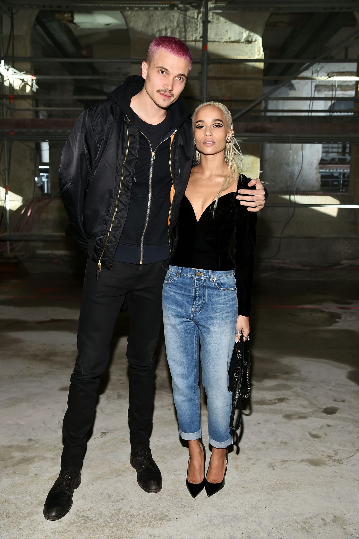 Карл Глусман и Зои Кравиц на показе Saint Laurent в рамках Недели женской одежды в Париже, 28 февраля 2017 г. Карл Глусман и Зои Кравиц на шоу Saint Laurent