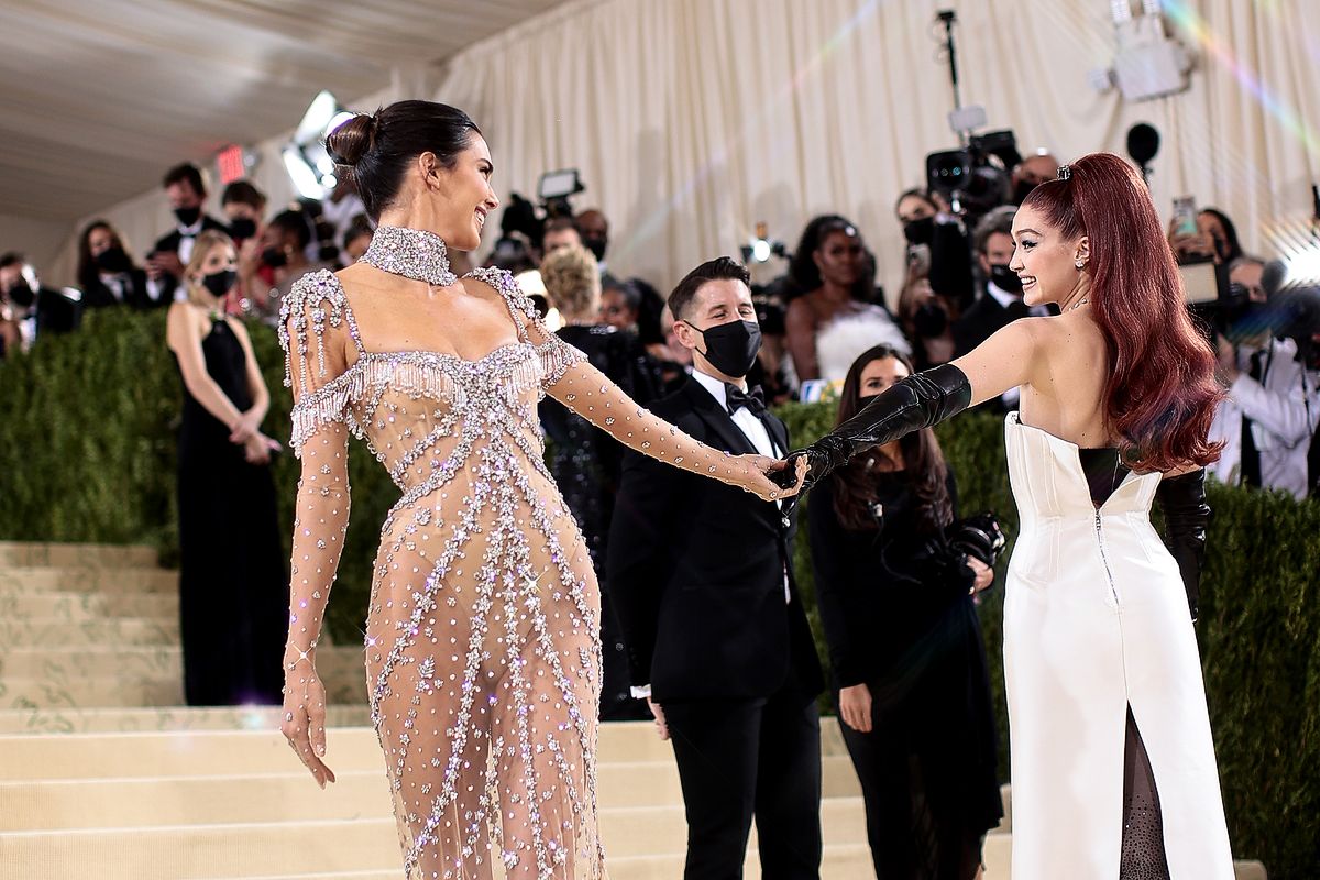 Кендалл Дженнер и Джиджи Хадид на балу Института костюма Met Gala 2021