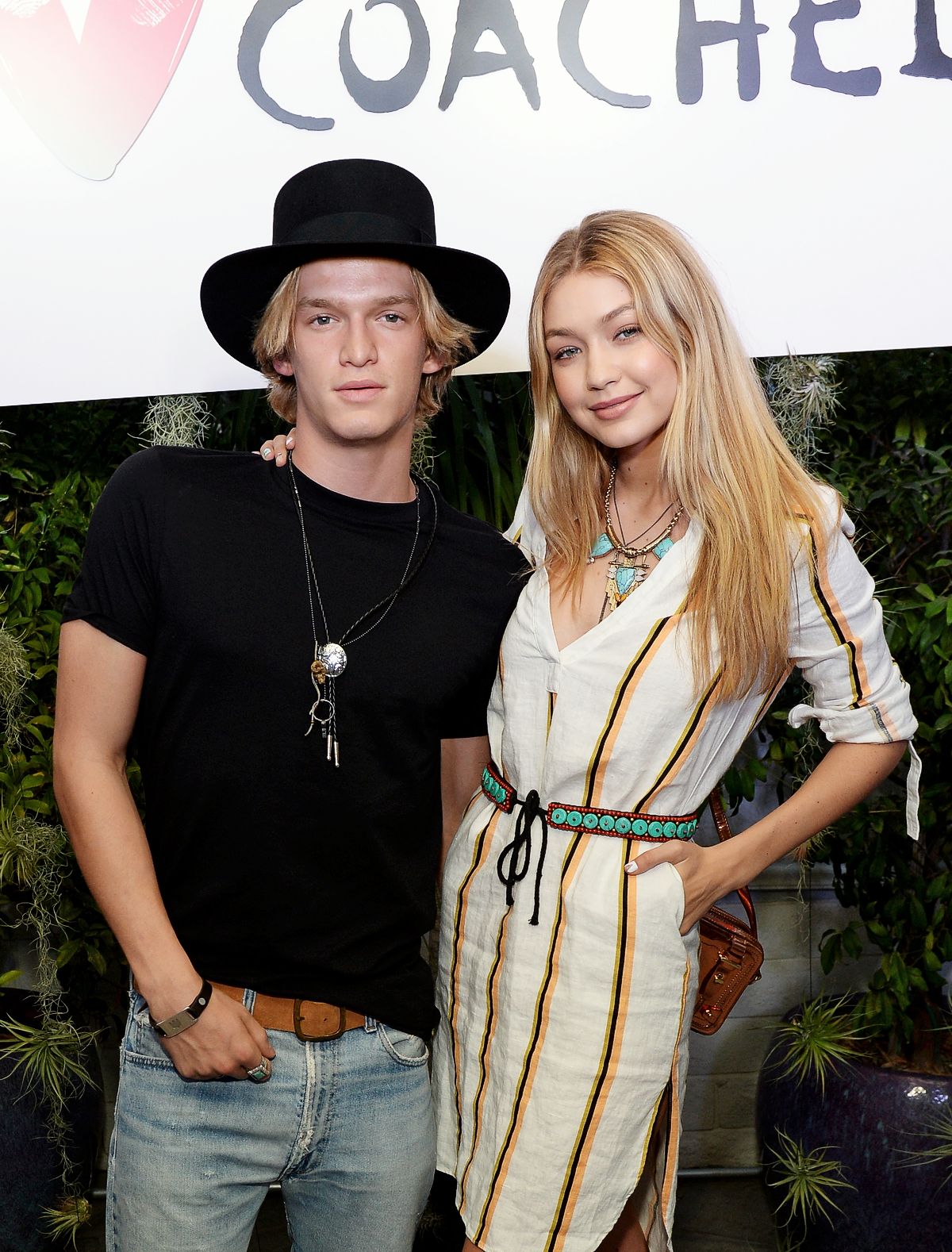Коди Симпсон и Джиджи Хадид на официальной вечеринке H&M Loves Coachella