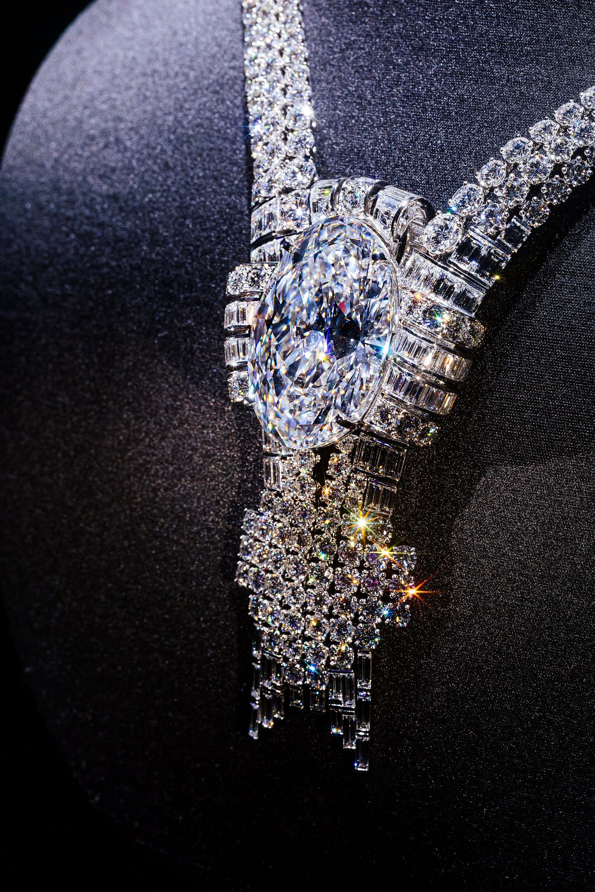 Колье Tiffany & Co. с 80-каратным Имперским Бриллиантом возглавило экспозицию Blue Book в Дубае, фото 3 Колье Tiffany & Co. с 80-каратным Имперским Бриллиантом возглавило экспозицию Blue Book, фото 3