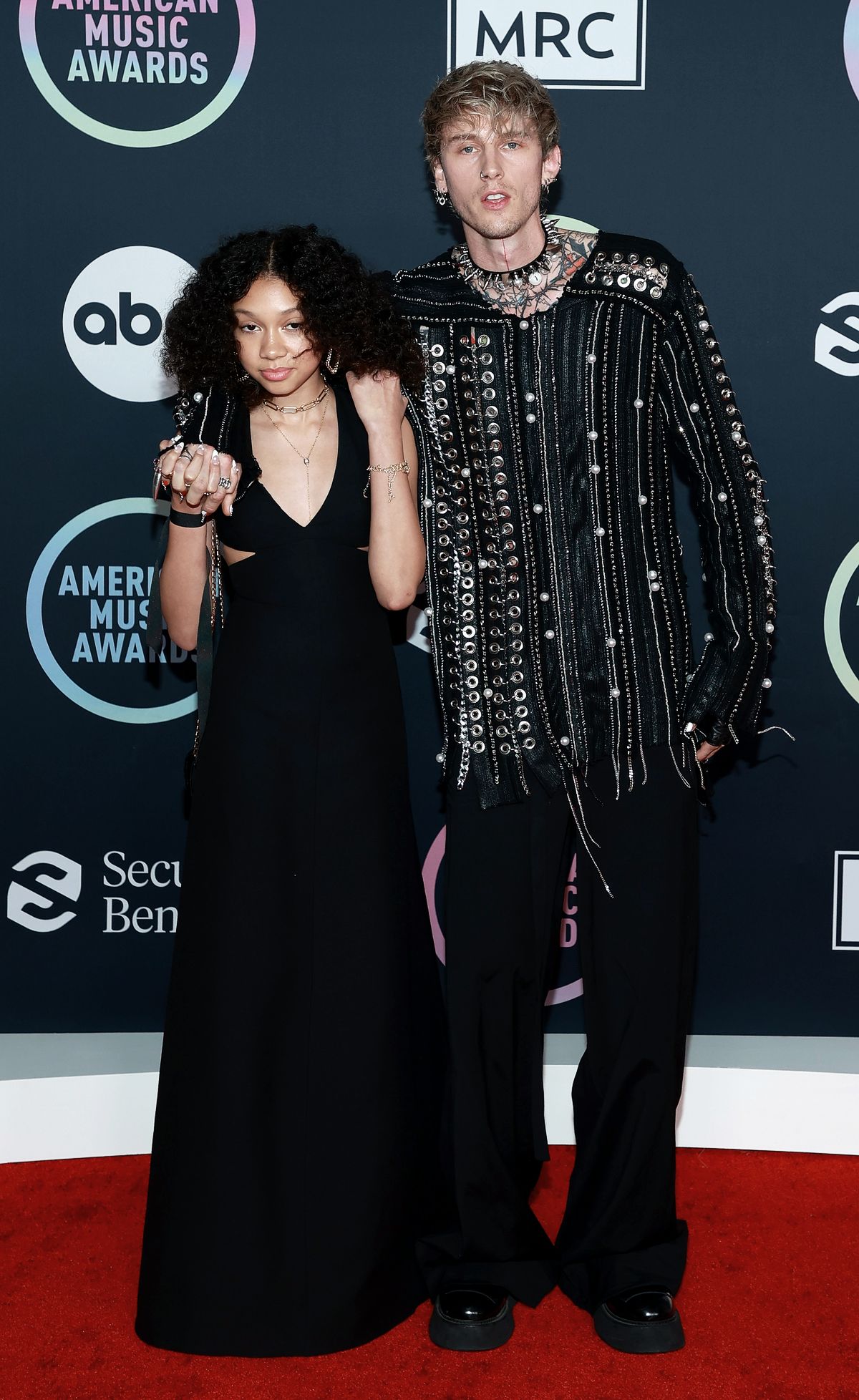 Колсон Бейкер (Machine Gun Kelly) с дочерью Кейси на музыкальной премии American Music Awards 2021 в Лос-Анджелесе, 21 ноября 2021 г. Колсон Бейкер (Machine Gun Kelly) с дочерью Кейси на музыкальной премии American Music Awards 2021