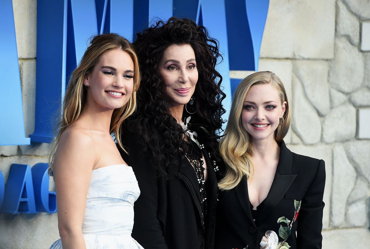 Лили Джеймс, Шер и Аманда Сейфрид на мировой премьере фильма «Mamma Mia! 2» в Лондоне, 16 июля 2018 г. Лили Джеймс, Шер и Аманда Сейфрид на мировой премьере фильма «Mamma Mia! 2»