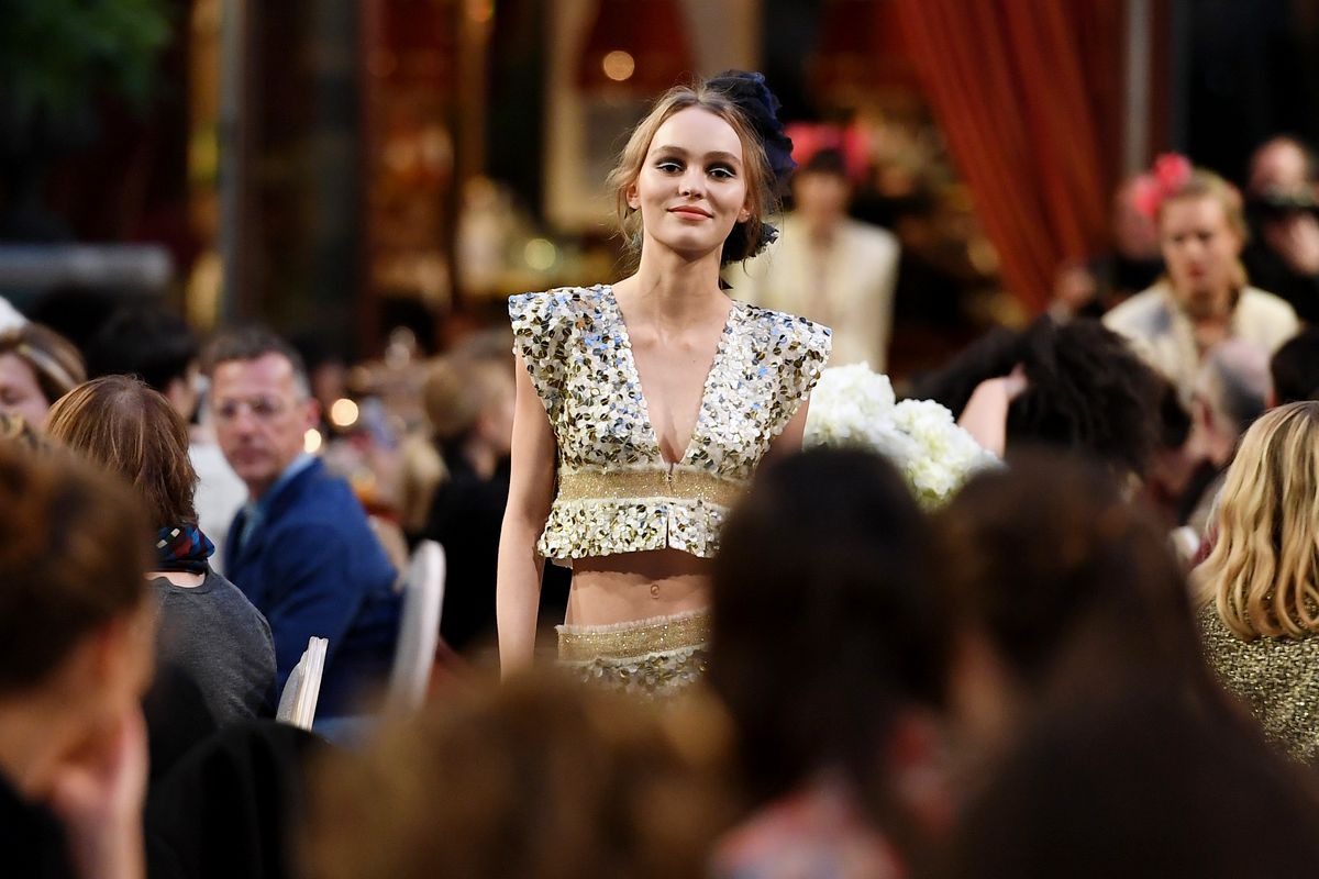 Лили-Роуз Депп на шоу Chanel Collection des Metiers d'Art 2016/17: Paris Cosmopolite в Париже, 6 декабря 2016 г. Лили-Роуз Депп на шоу Chanel Collection des Metiers d'Art 2016/17: Paris Cosmopolite