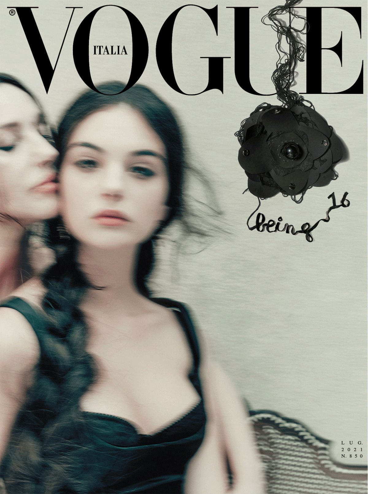 Моника Беллуччи и Дева Кассель на обложке журнала Vogue Italia, июль 2021 г. Моника Беллуччи и Дева Кассель на обложке журнала Vogue Italia