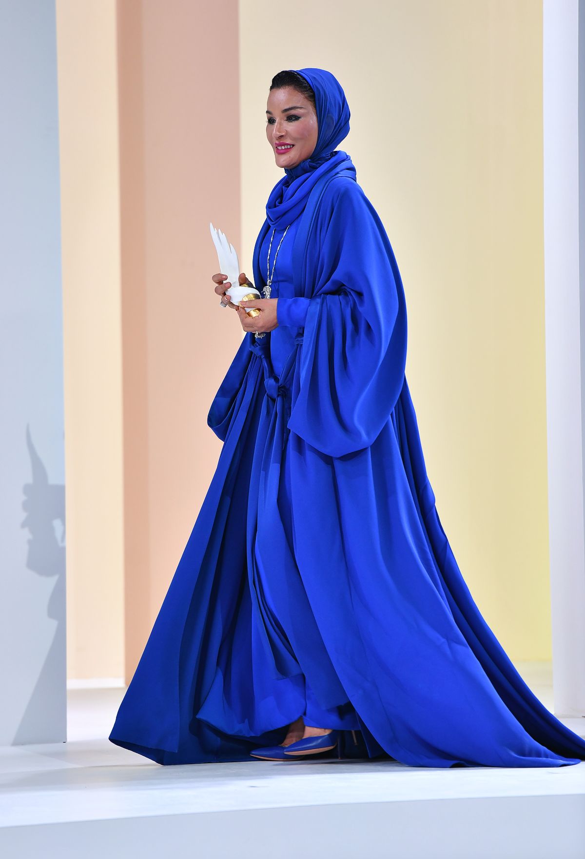 Шейха Моза бинт Насер на сцене на церемонии вручения премии Fashion Trust Arabia Prize в Национальном музее Катара в Дохе, 3 ноября 2021 г. Шейха Моза бинт Насер на сцене на церемонии вручения премии Fashion Trust Arabia Prize