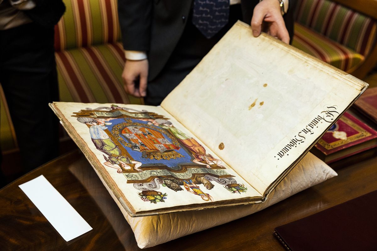 Старинные книги, показанные во время экскурсии по библиотеке Бернадотт королеве Испании Летиции и королеве Швеции Сильвии, 25 ноября 2021 г., фото 1 Старинные книги, показанные во время экскурсии по библиотеке Бернадотт королеве Летиции и королеве Сильвии, фото 1