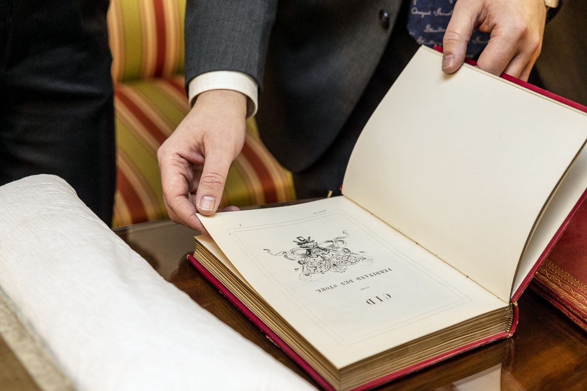 Старинные книги, показанные во время экскурсии по библиотеке Бернадотт королеве Испании Летиции и королеве Швеции Сильвии, 25 ноября 2021 г., фото 3 Старинные книги, показанные во время экскурсии по библиотеке Бернадотт королеве Летиции и королеве Сильвии, фото 3