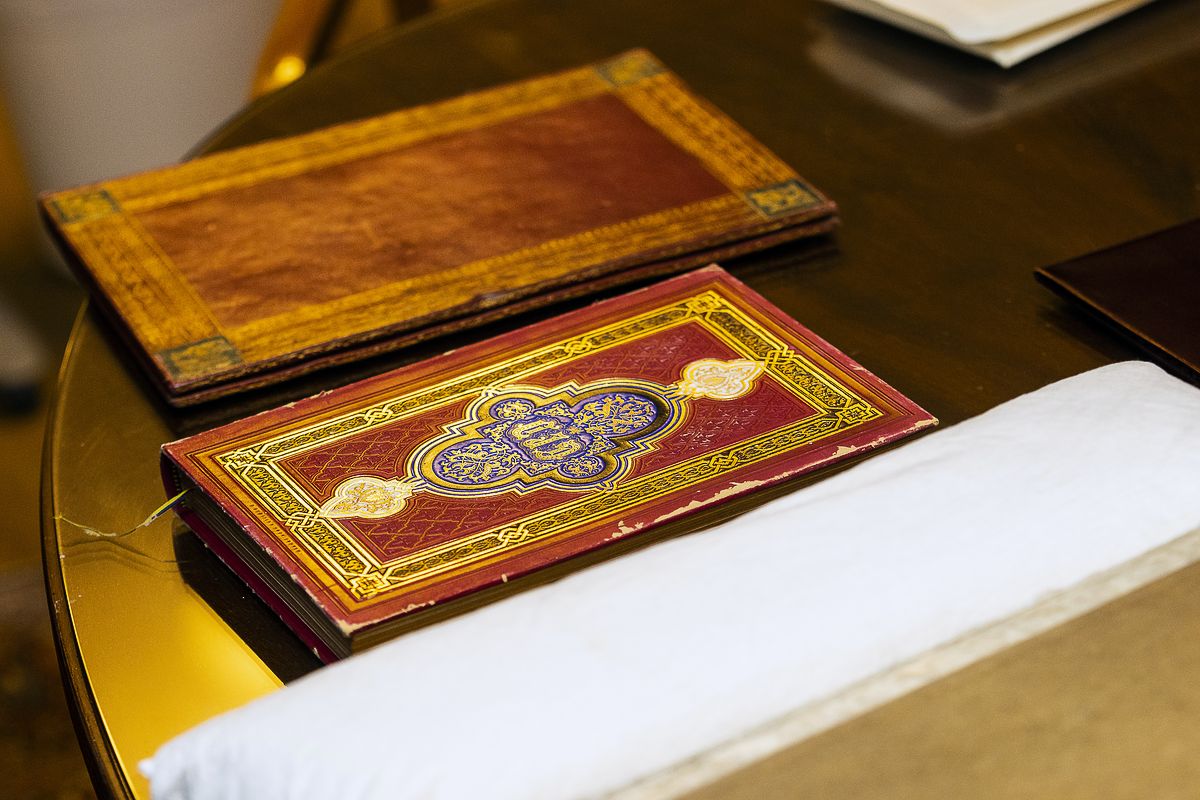 Старинные книги, показанные во время экскурсии по библиотеке Бернадотт королеве Испании Летиции и королеве Швеции Сильвии, 25 ноября 2021 г., фото 5 Старинные книги, показанные во время экскурсии по библиотеке Бернадотт королеве Летиции и королеве Сильвии, фото 5