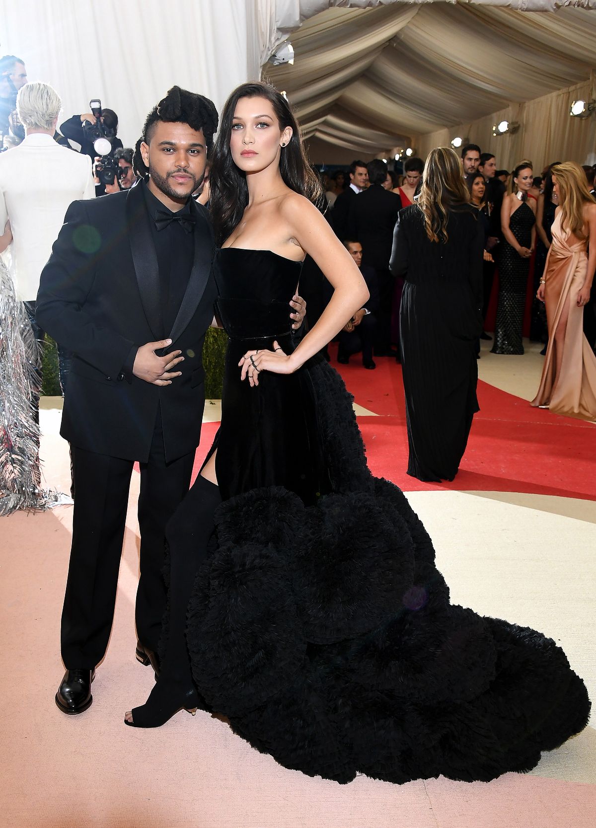 The Weeknd и Белла Хадид на гала-вечере Института костюма Manus x Machina: Fashion In An Age Of Technology в Нью-Йорке, 2 мая 2016 г. The Weeknd и Белла Хадид на гала-вечере Института костюма Manus x Machina: Fashion In An Age Of Technology