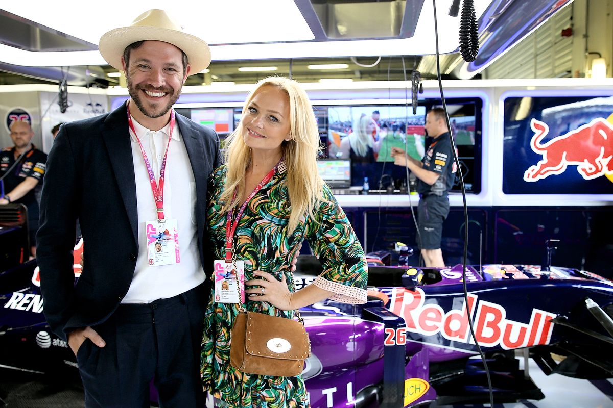 Уилл Янг и Эмма Бантон в гоночном гараже Infiniti Red Bull перед Гран-при Великобритании Формулы-1 в Нортгемптоне, 5 июля 2015 г. Уилл Янг и Эмма Бантон в гоночном гараже Infiniti Red Bull перед Гран-при Великобритании Формулы-1