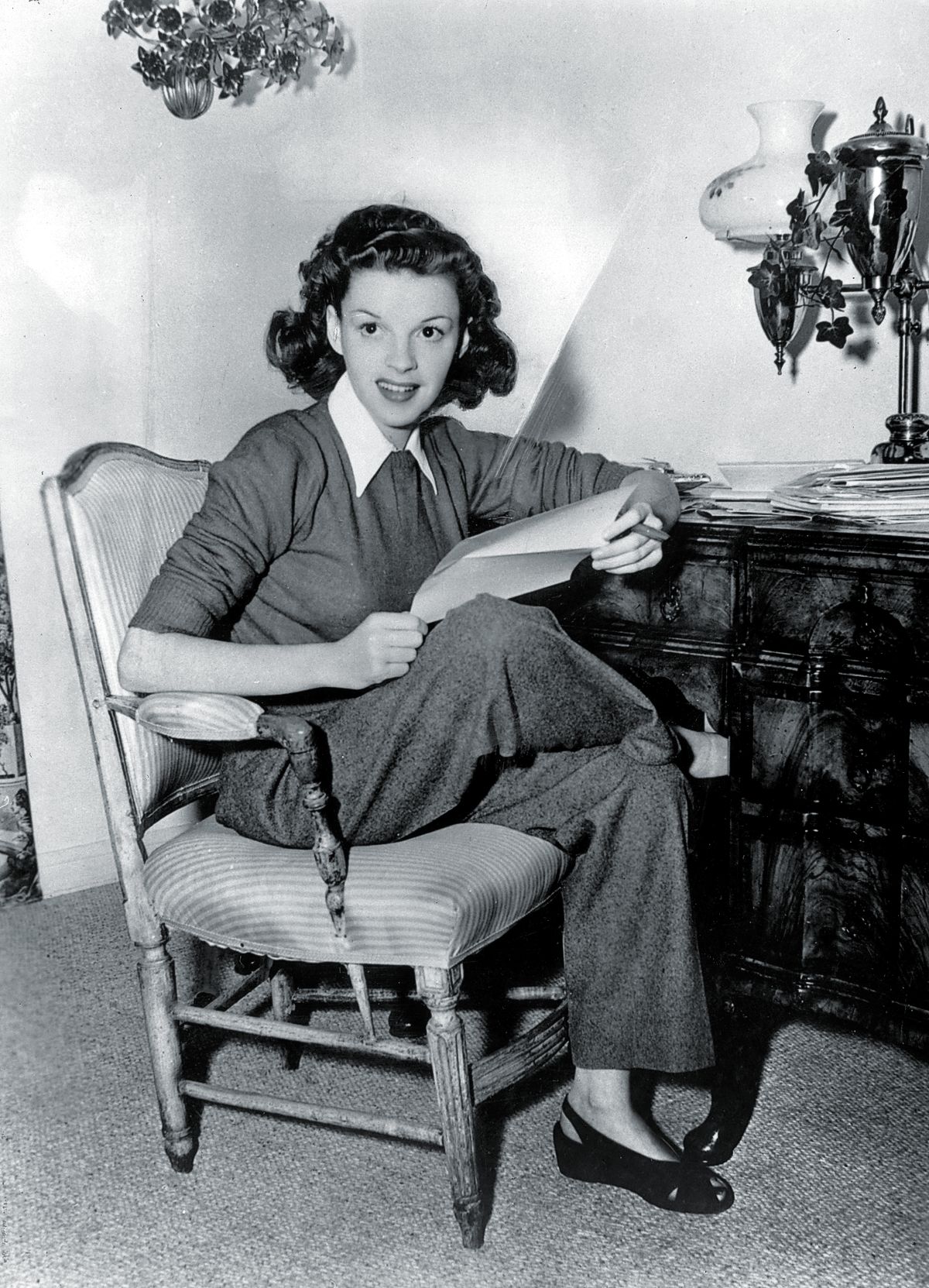 Американская киноактриса Джуди Гарланд дома отвечает на письма фанатов, 1944 г. Американская киноактриса Джуди Гарленд отвечает на письма фанатов