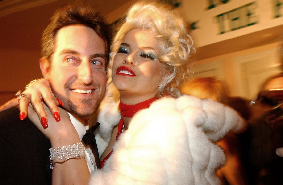Анна Николь Смит на 11-й ежегодной вечеринке Night of 100 Stars Gala Oscar в Лос-Анджелесе, 24 марта 2002 г. Анна Николь Смит на 11-й ежегодной вечеринке Night of 100 Stars Gala Oscar