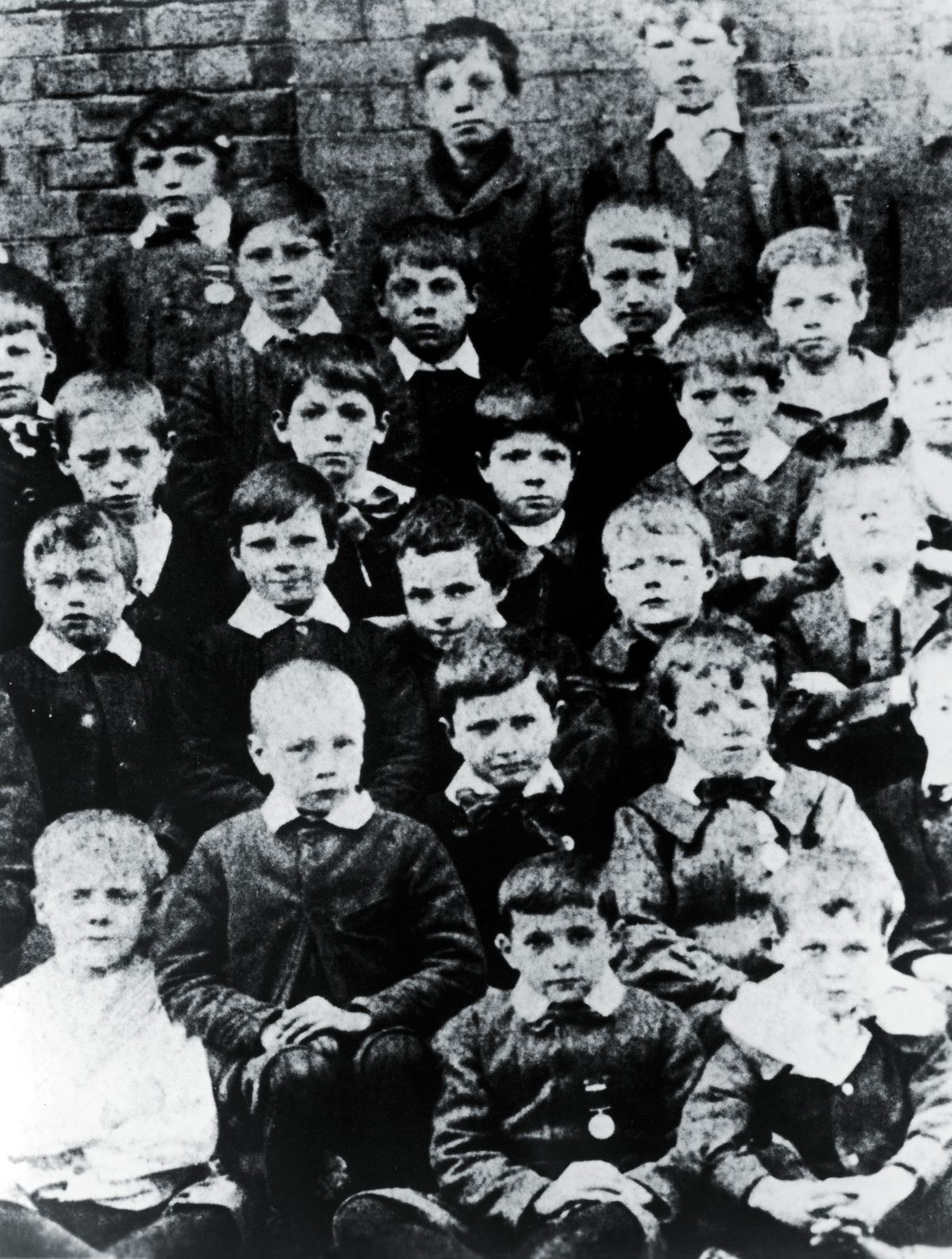Чарли Чаплин (третий ряд спереди, третий слева) в возрасте 7 лет с однокурсниками в юридической школе Ханвелла для бедных в Лондоне, 1897 г. Чарли Чаплин (третий ряд спереди, третий слева) в возрасте 7 лет с однокурсниками в юридической школе