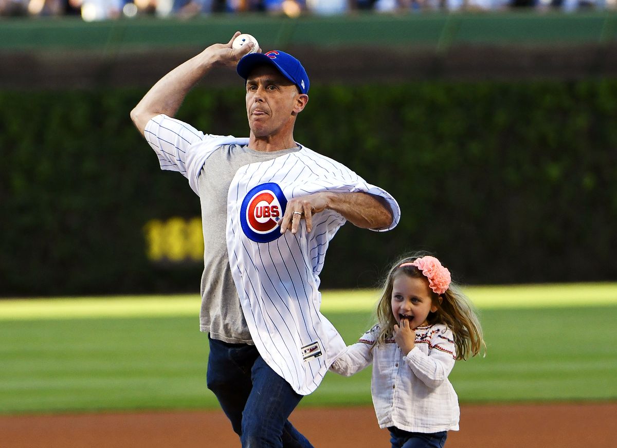 Дэвид Эйгенберг с дочерью Мирной наблюдает за игрой между Chicago Cubs и Cincinnati Reds на стадионе Wrigley Field в Чикаго, 16 мая 2017 г. Дэвид Эйгенберг с дочерью Мирной на бейсбольном матче