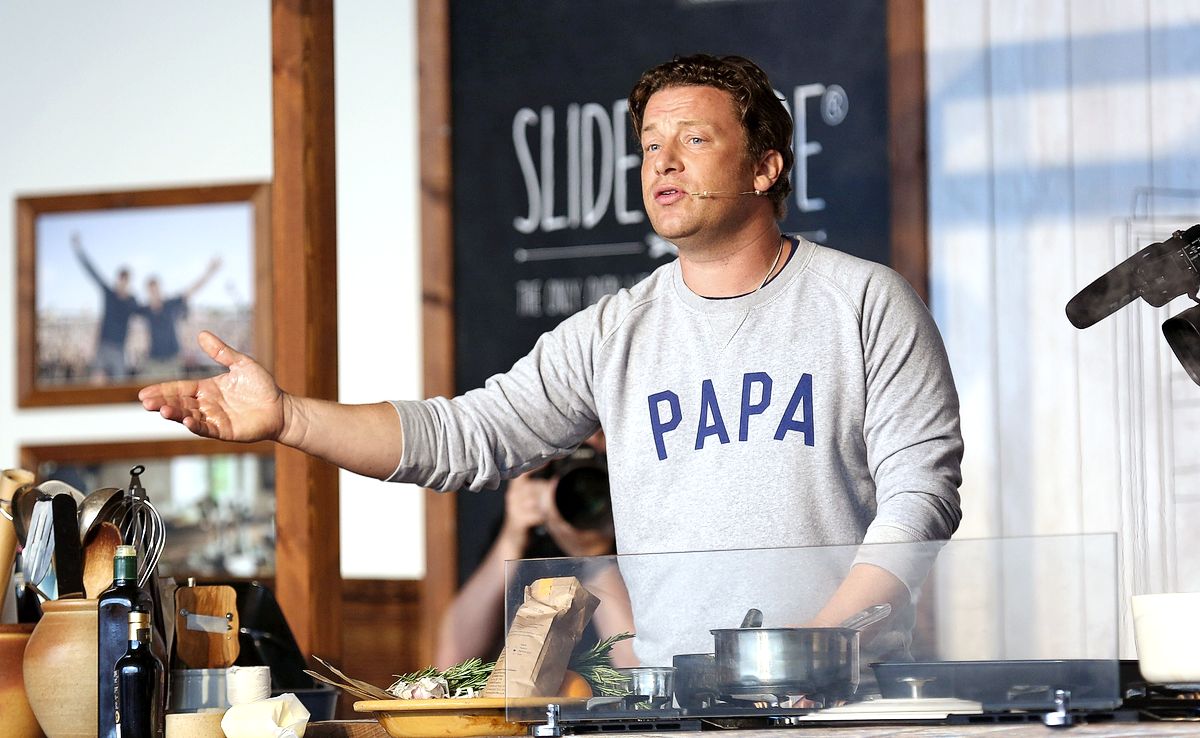 Джейми Оливер посещает кулинарную демонстрацию в Neff Big Kitchen в Кингхэме, 27 августа 2016 г. На мастер-классе в Neff Big Kitchen