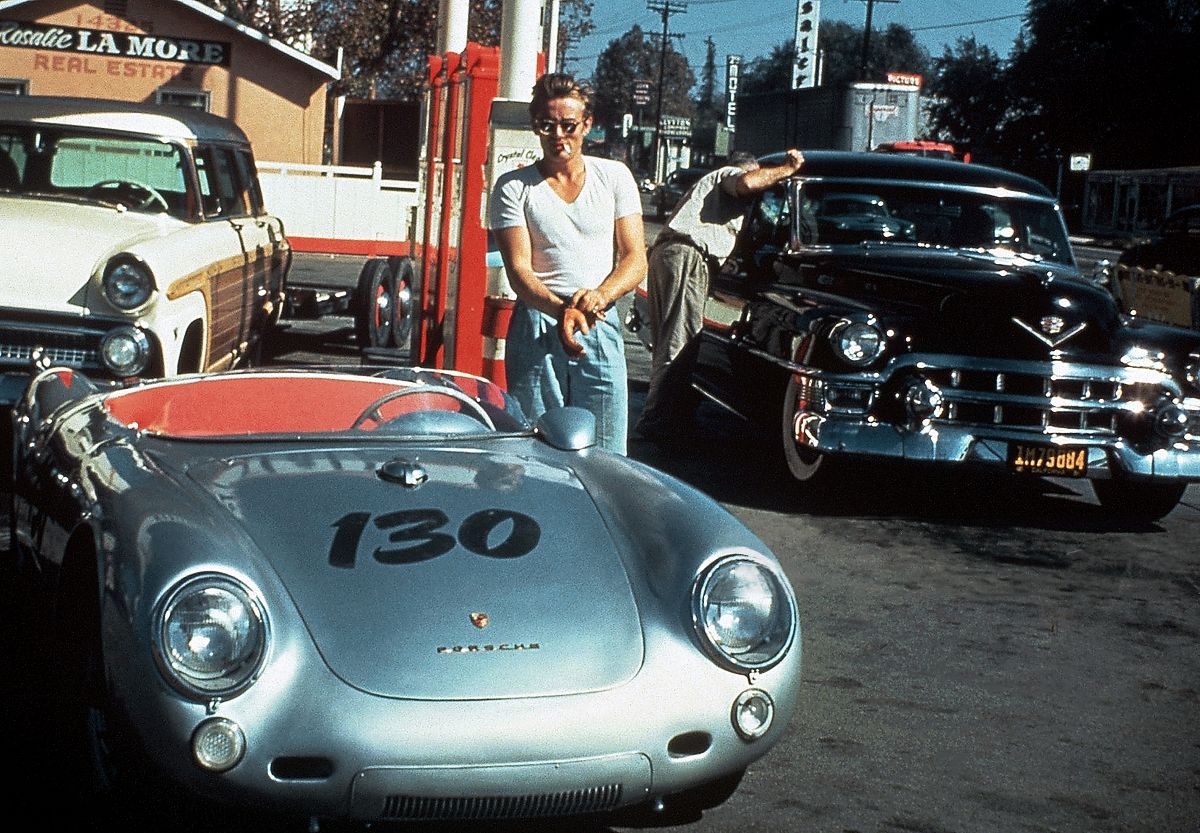 Джеймс Дин на заправке со своим серебристым Porsche 550 Spyder, которого он назвал Маленьким Ублюдком, всего за несколько часов до своей смертельной аварии, 1955 г. Джеймс Дин на заправке с серебристым Porsche 550 Spyder, которого он называл «Little Bastard»