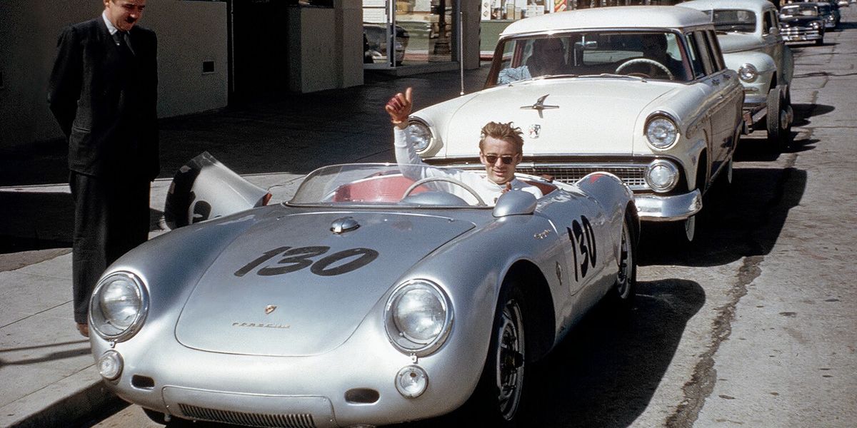 Джеймс Дин показывает большой палец вверх в своем Porsche 550 Spyder, владел машиной всего девять дней, он погиб в аварии на Porsche в Салинасе, 1955 г. Джеймс Дин в своем Porsche 550 Spyder