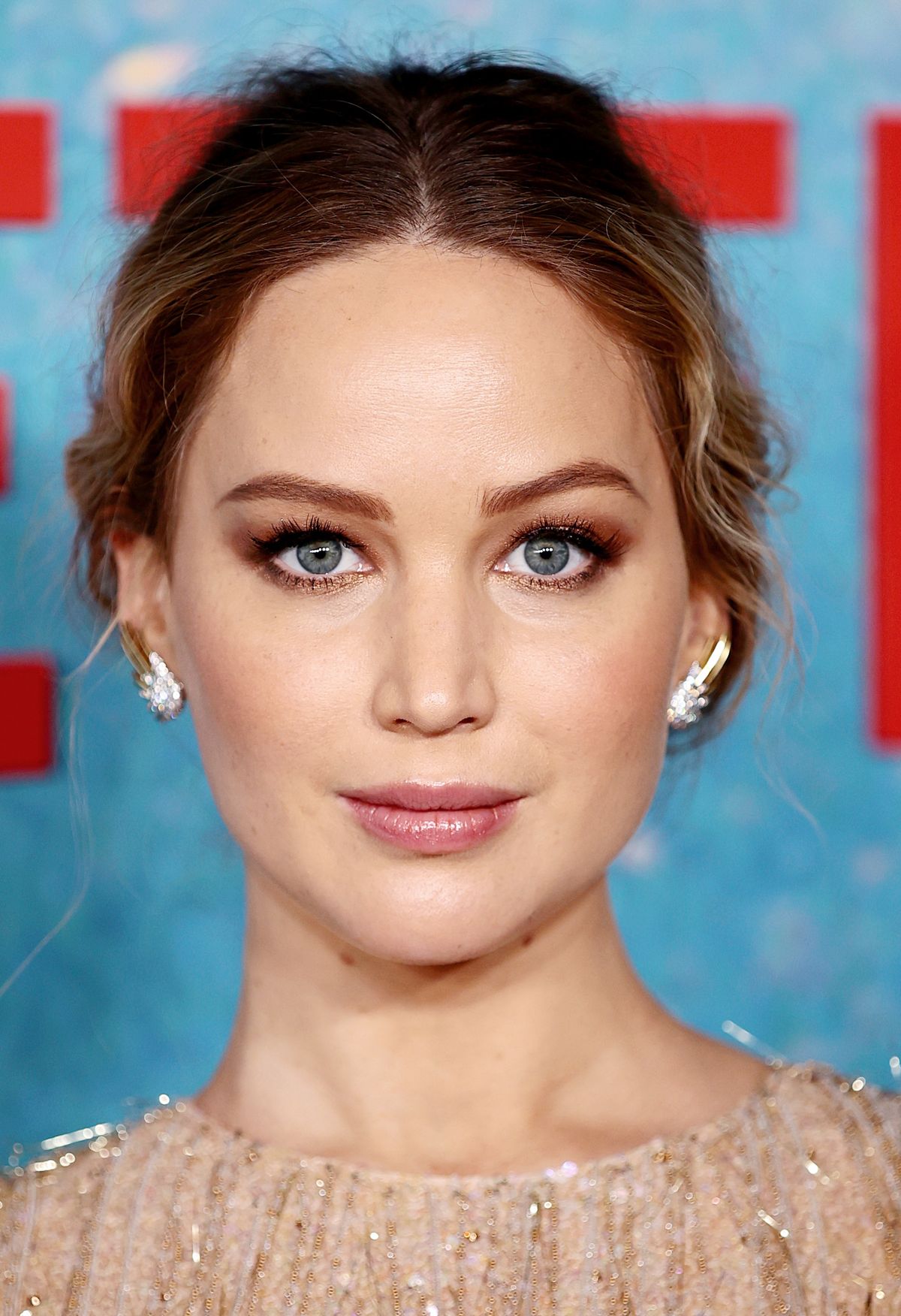 Дженнифер Лоуренс. На Дженнифер: платье Dior, украшения Tiffany & Co. На Дженнифер Лоуренс: платье Dior, украшения Tiffany & Co.