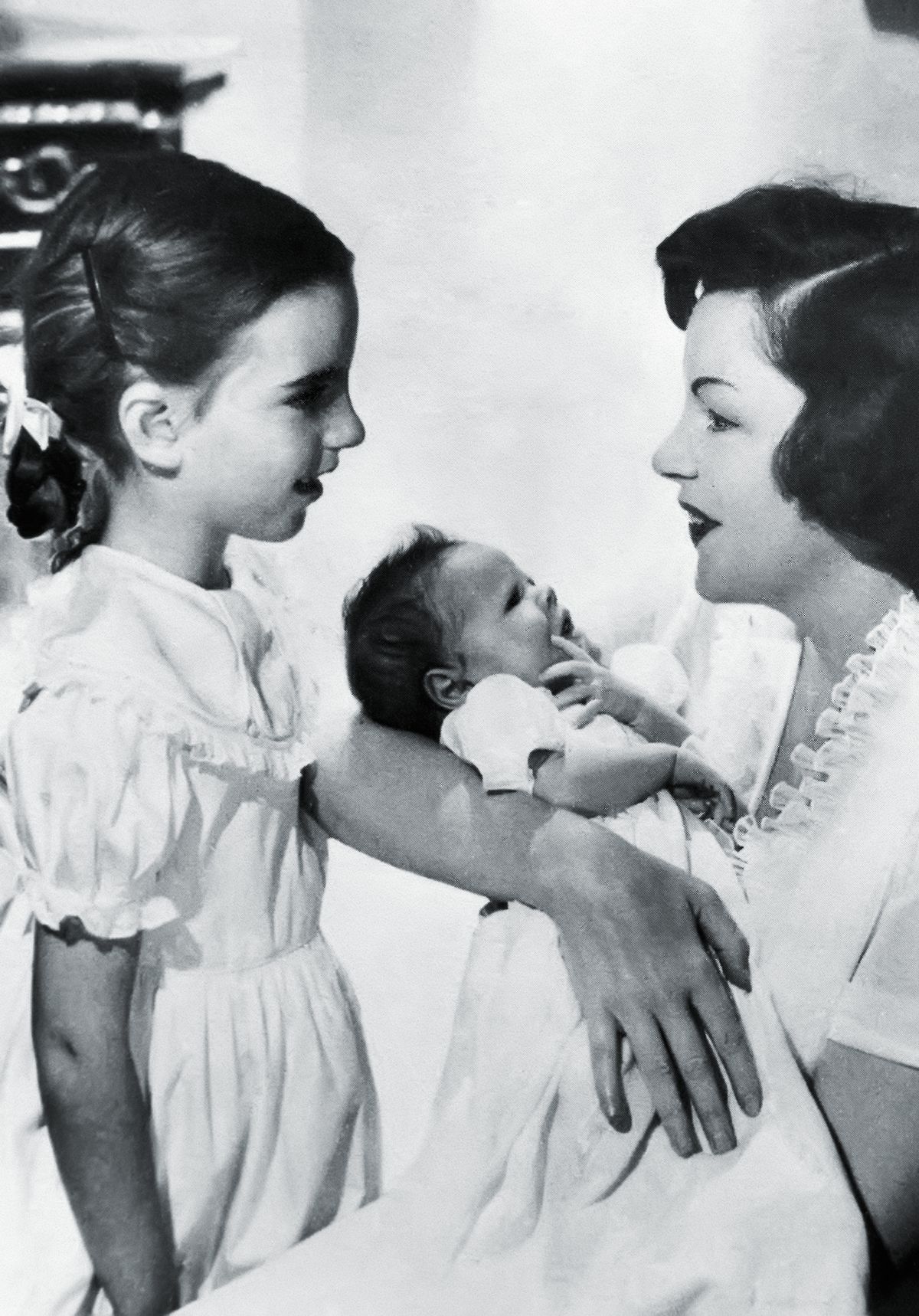 Лорна Люфт с сводной сестрой Лизой и матерью Джуди Гарланд, 1953 г. Джуди Гарленд с дочерьми Лайзой Миннелли и Лорной Лафт