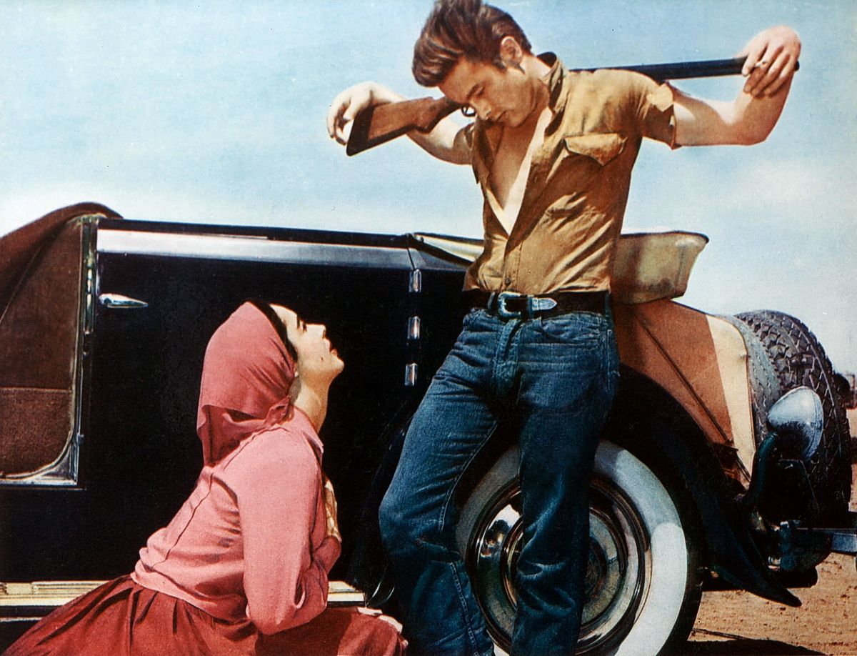 Элизабет Тейлор смотрит на Джеймса Дина в кадре из фильма «Гигант», 1956 г. Элизабет Тейлор смотрит на Джеймса Дина в кадре из фильма «Гигант»