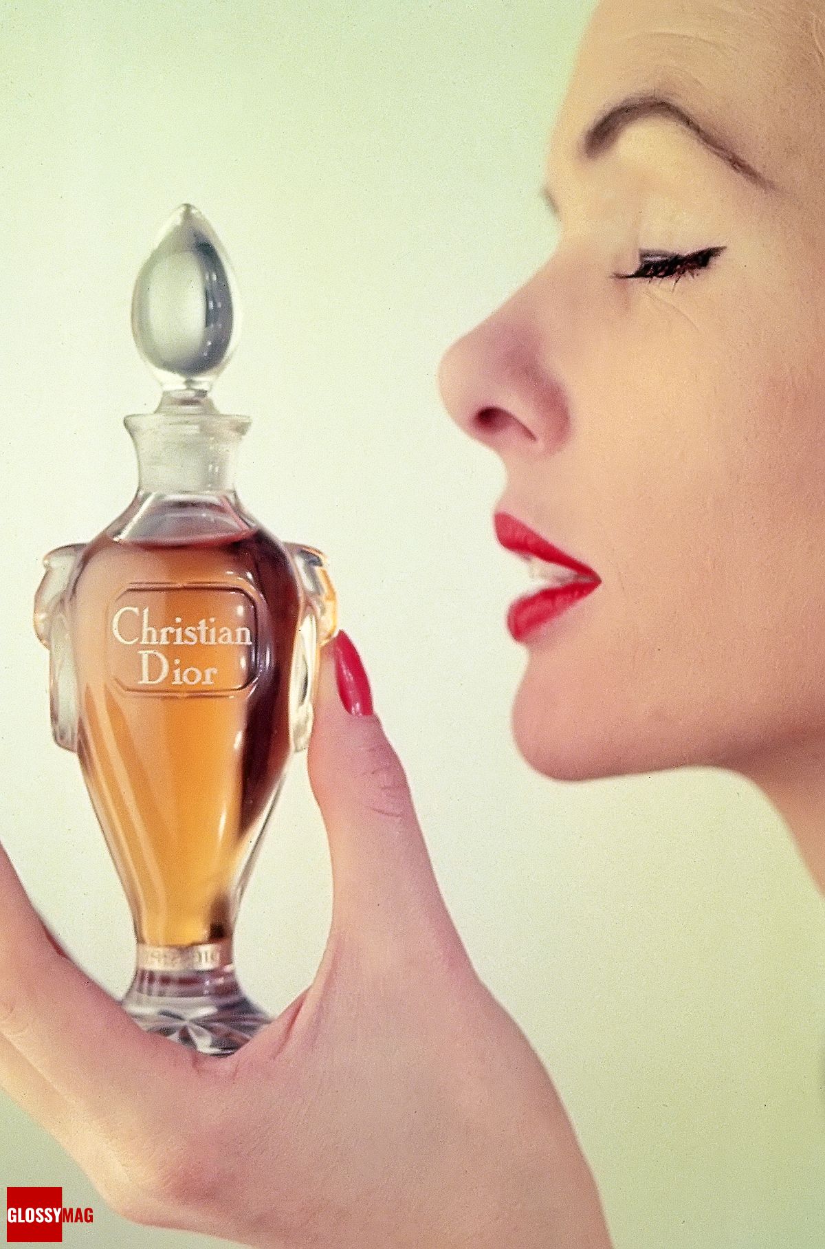 Флакон духов «Miss Dior», декабрь 1954 г. Флакон духов «Miss Dior», декабрь 1954 г. Флакон в пол унции в хрустальной бутылочке Baccarat стоил 6 фунтов 19 шиллингов