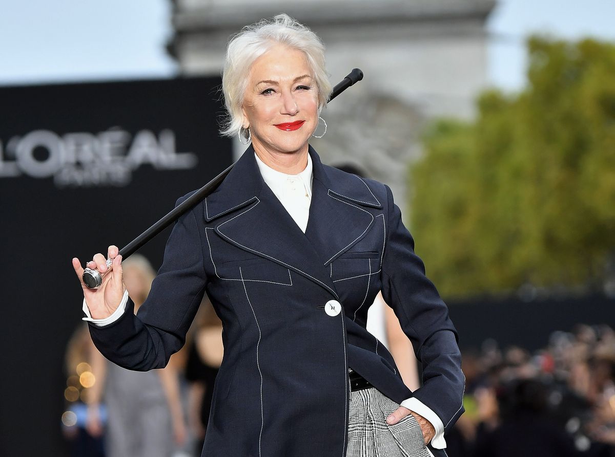 Хелен Миррен на шоу Le Defile L'Oreal Paris Womenswear Весна/Лето 2018 в рамках Недели моды в Париже, 1 октября 2017 г. Хелен Миррен на шоу Le Defile L'Oreal Paris Womenswear Весна/Лето 2018