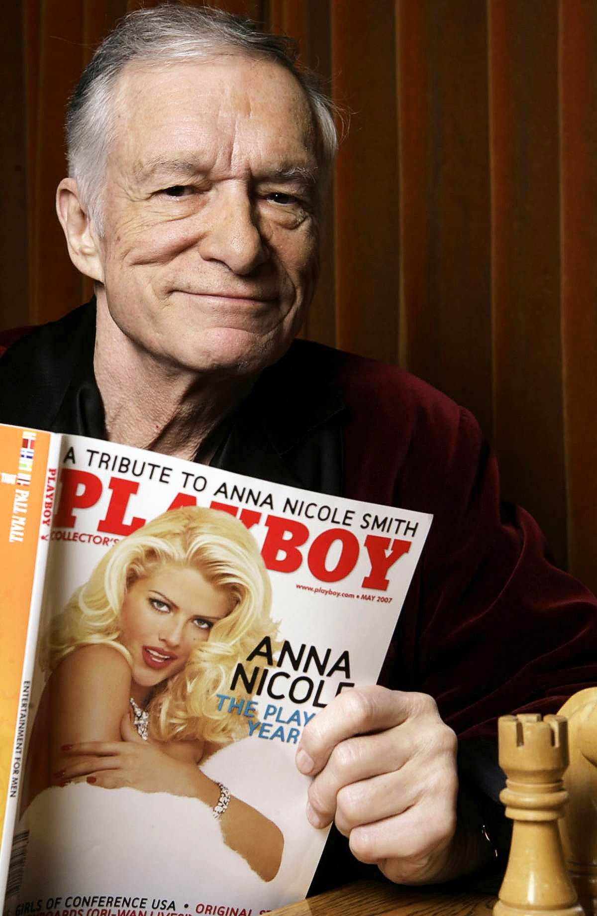 Хью Хефнер с журналом Playboу, на обложке которого изображена Анна Николь Смит Хью Хефнер с журналом Playboу, на обложке с Анной Николь Смит