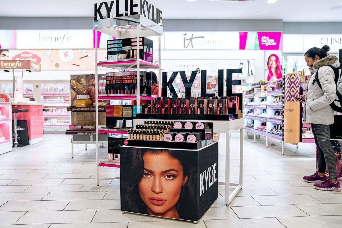 Кайли Дженнер представляет свой бренд Kylie Cosmetics на выставке Ulta beauty в Нью-Йорке, 18 ноября 2019 г. Кайли Дженнер представляет свой бренд Kylie Cosmetics на выставке Ulta beauty