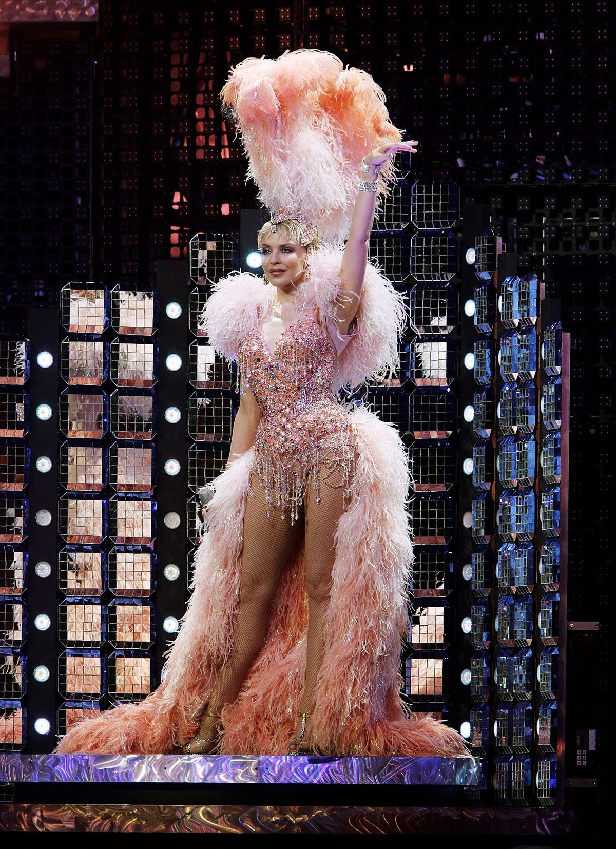 Кайли Миноуг на сцене во время премьеры своего тура Showgirl Homecoming в Сиднее, 11 ноября 2006 г. Кайли Миноуг на сцене во время премьеры своего тура